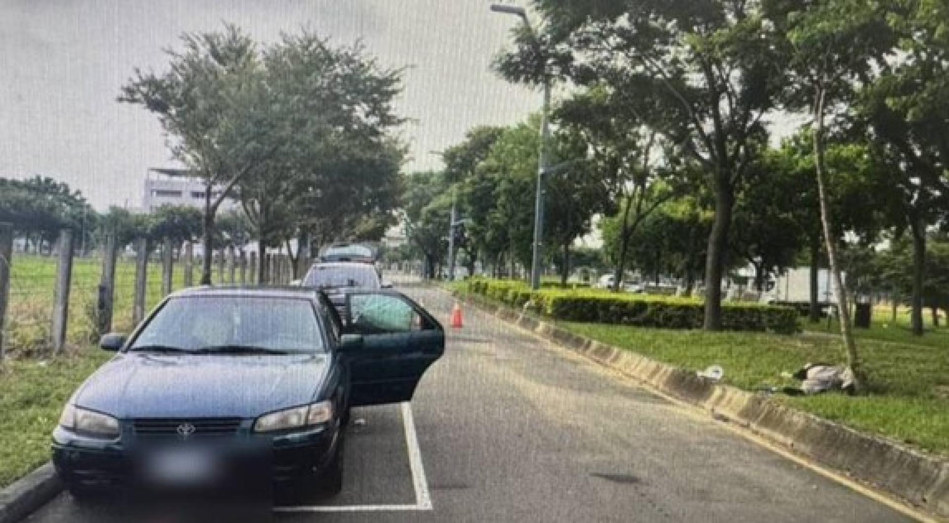 警方强调，3起案件死因明确，并非灵异事件。图为彭男被发现倒卧分隔岛草地上，已无生命迹象。