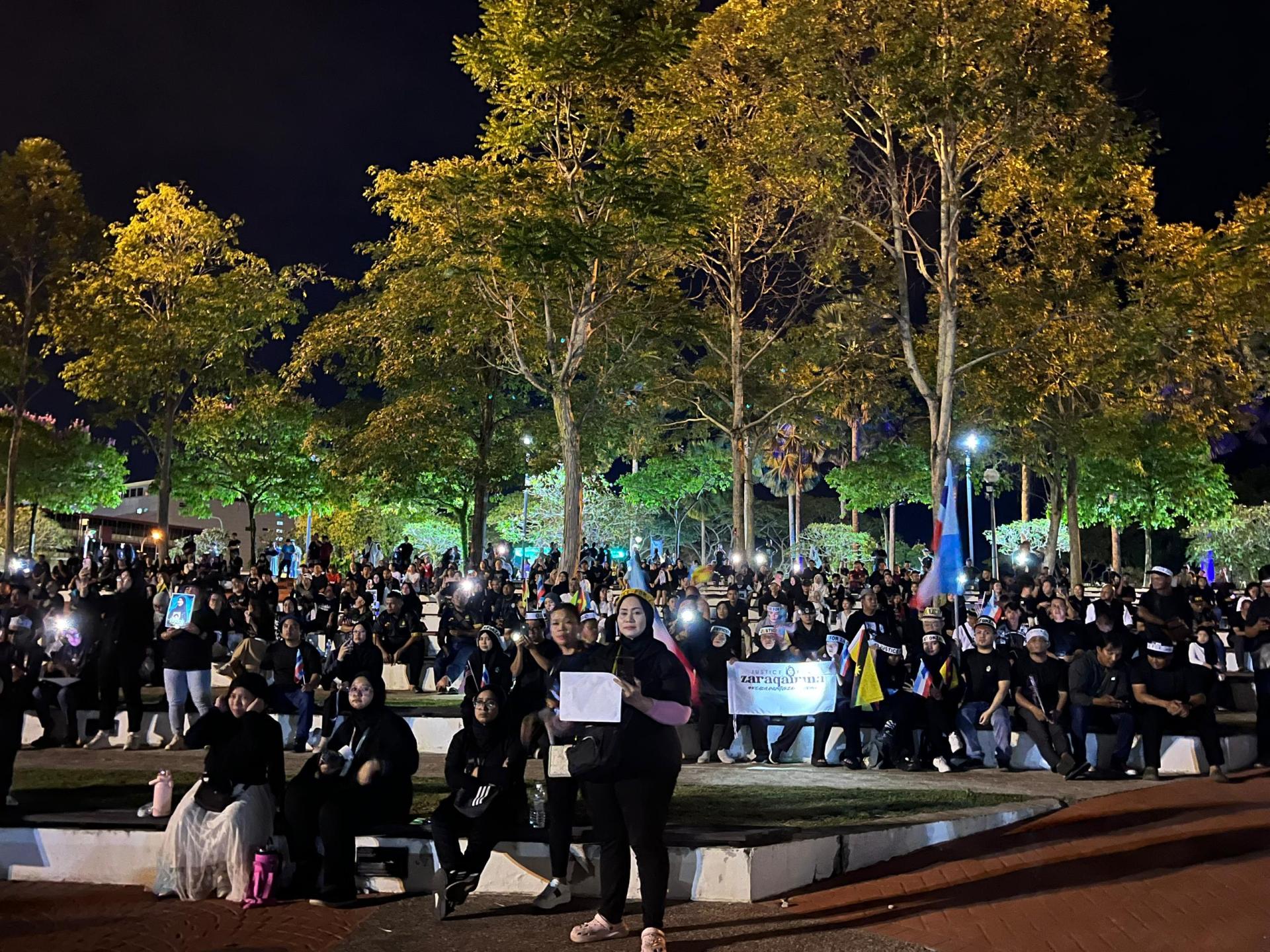 在马来西亚国会声援Zara的学生团体合影。右为美里国会议员赵俊文。