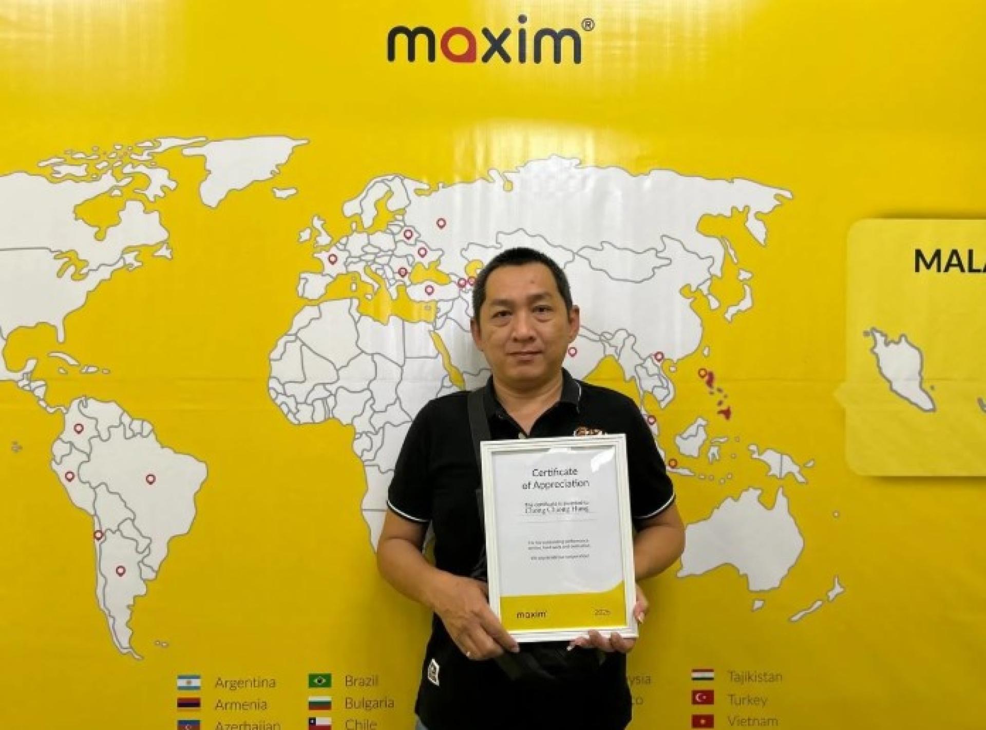 Chong从Maxim网约车管理方手中接过官方证书。