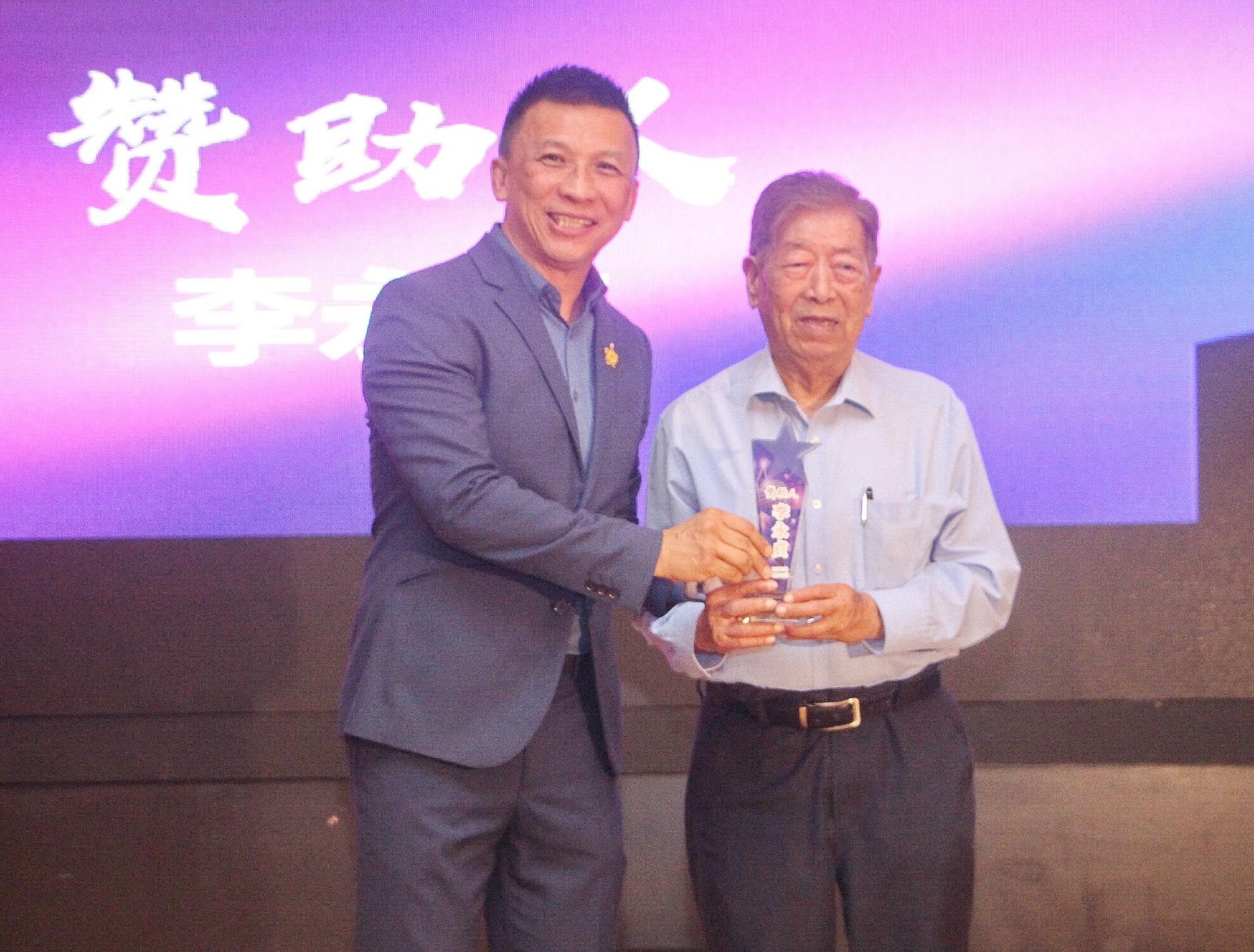 蔡信喆（左）颁发纪念品予赞助人李永贞。