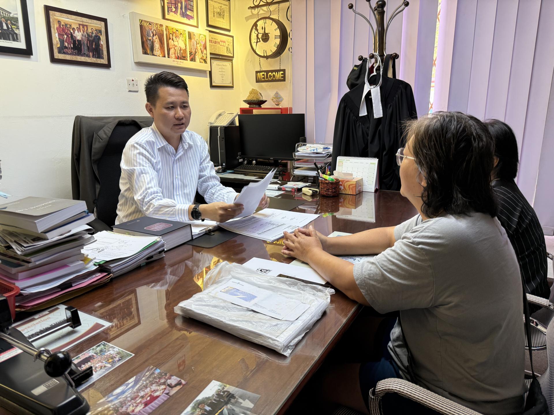 砂希盟兼行动党秘书林思健律师聆听王女士和家人向他阐述被无良租客的偷电行为遭遇当局追讨高达30万令吉的电费，感到非常无助和深感忧心。