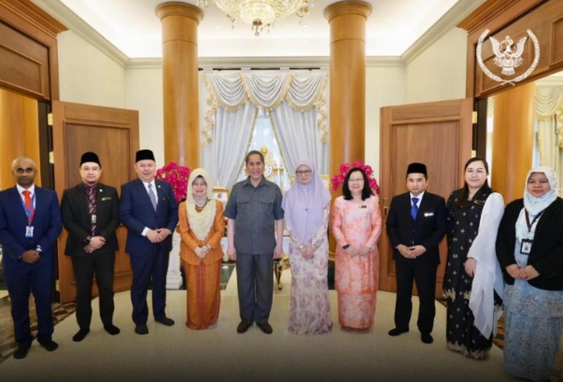 旺朱乃迪（左5）与夫人（左6）与代表团合影。