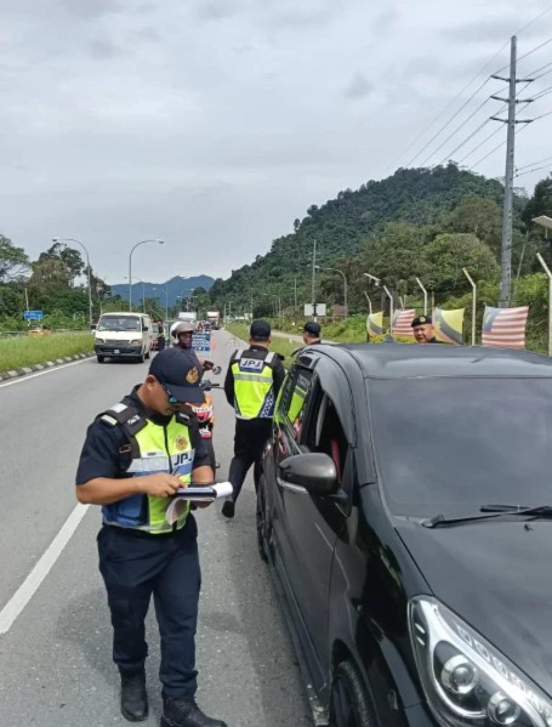 “局长行动”在西连陆路交通局执法站进行，行动中共扣押两辆车，并对多项违规行为开出35张传票。