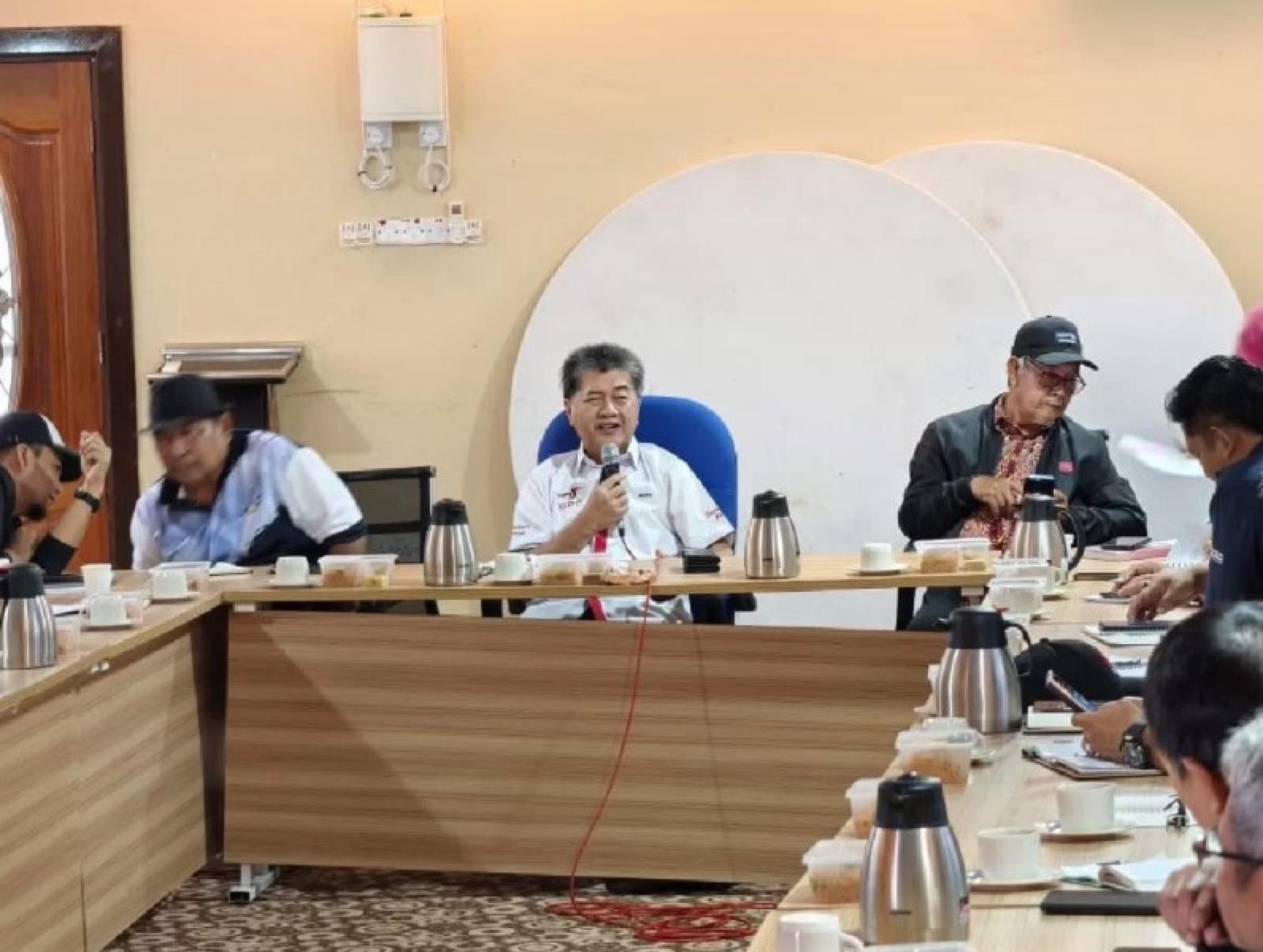 拉再里（中）主持与村长及土保党支部领袖的会议。