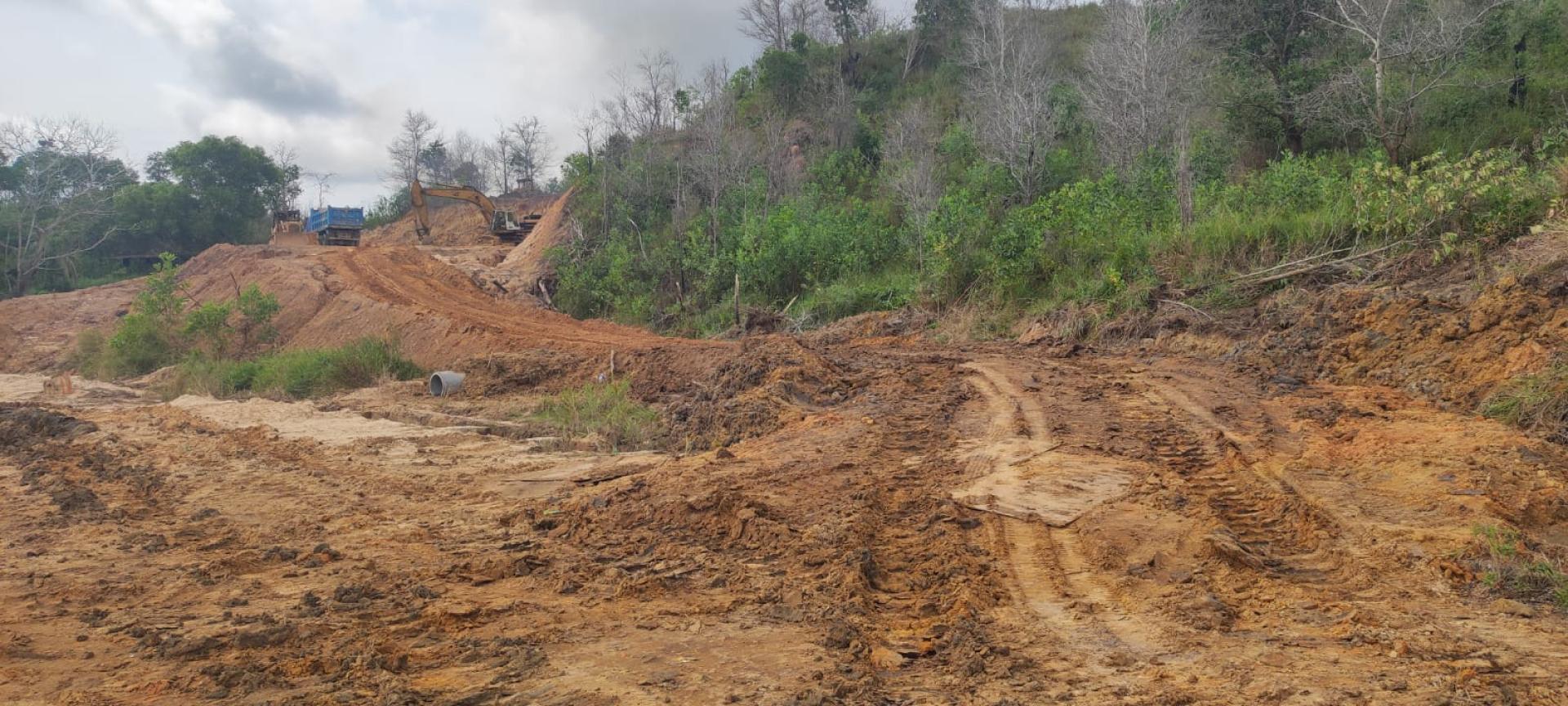 东谷岭火化场兴建地点坡地铲平工程进行中