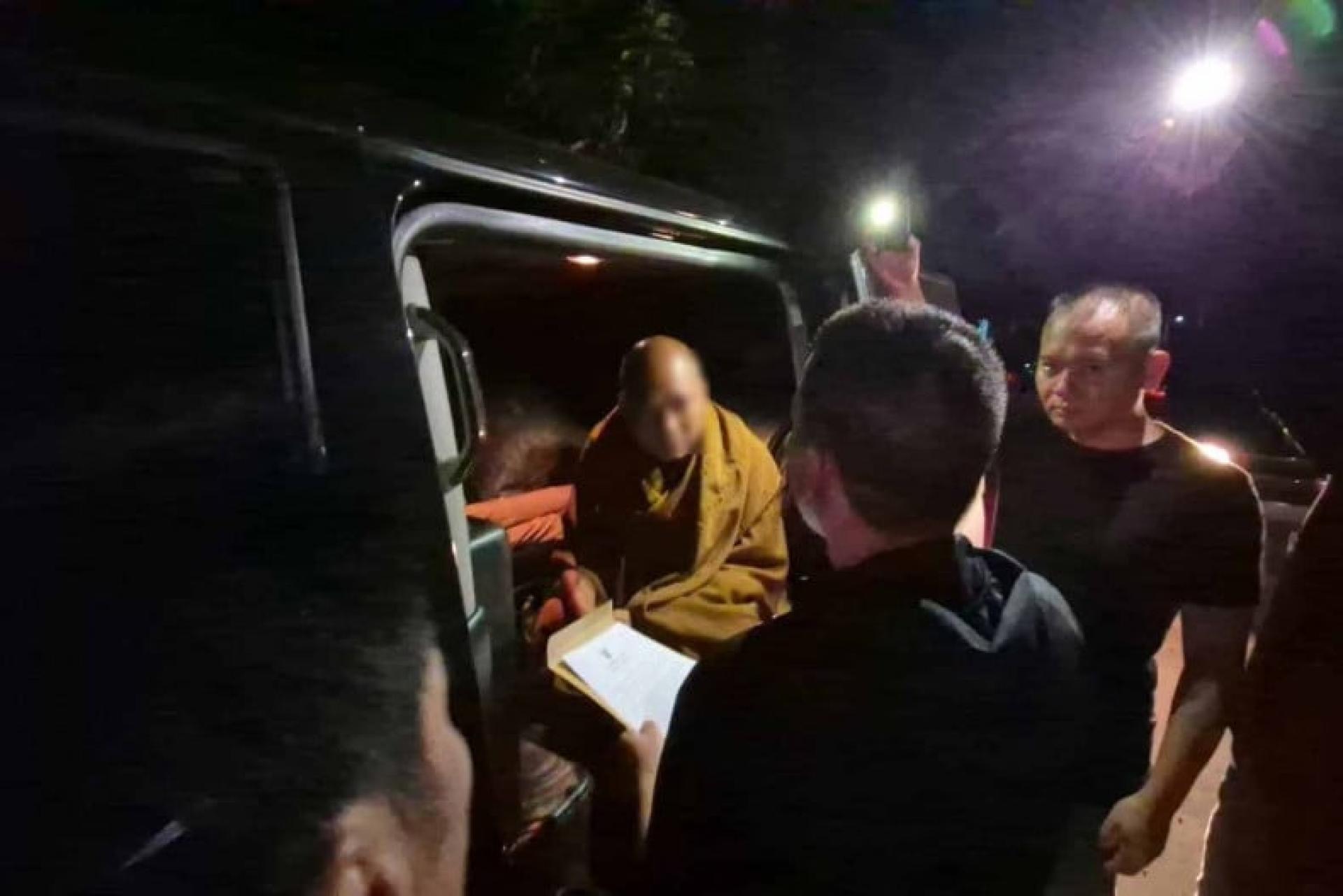 泰国警方逮捕知名爱滋病安养院寺庙帕巴南普寺（Wat Phrabatnampu）前住持龙波阿隆柯。（图：《曼谷邮报》）