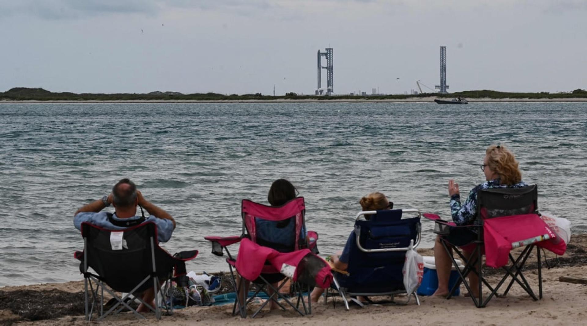 民众25日在德州南帕德里岛，等看SpaceX星际飞船火箭升空。