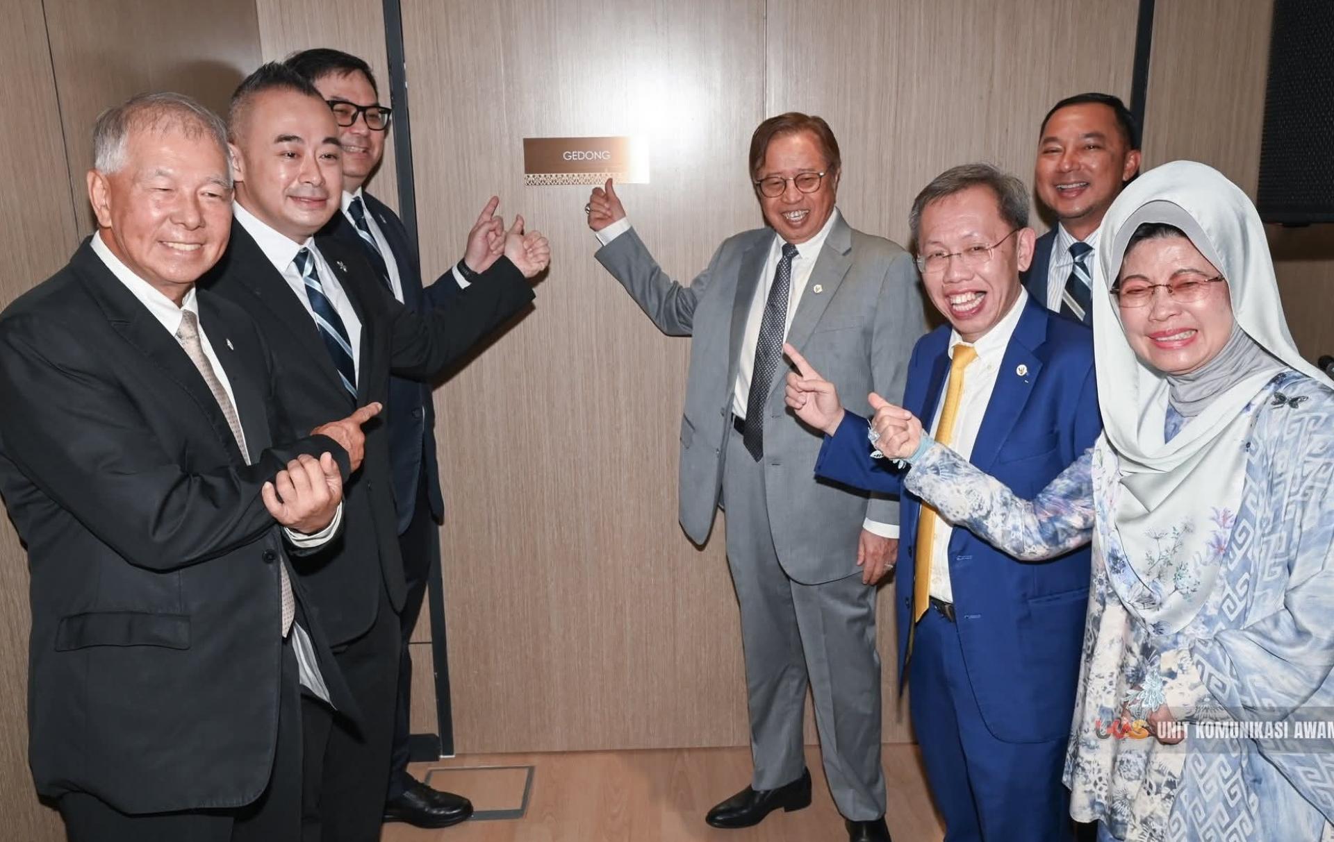 砂总理阿邦佐哈里（右4）与在场嘉宾出席并见证艾芬银行区域办公室的设立。
