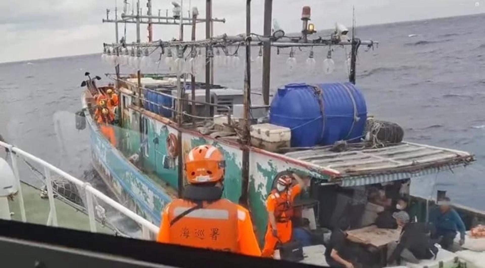 渔船涉嫌偷渡24名越南人来台非法工作，海巡人员登检。（图：海巡署／联合报）