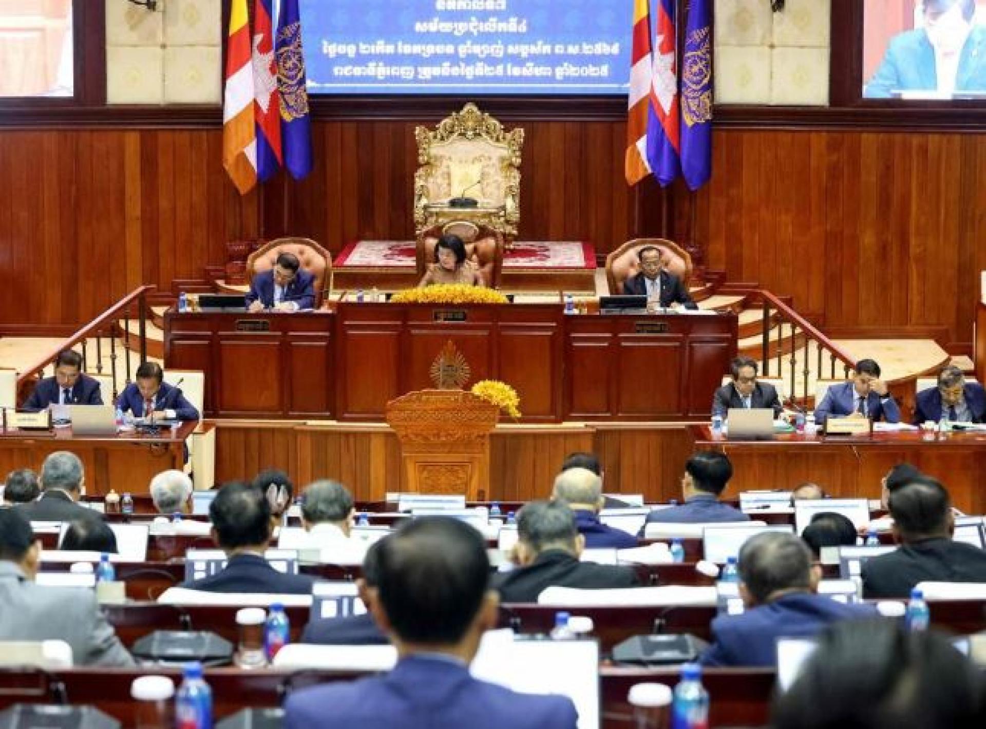 柬埔寨国会8月25日召开会议，通过允许剥夺公民身份的法律。