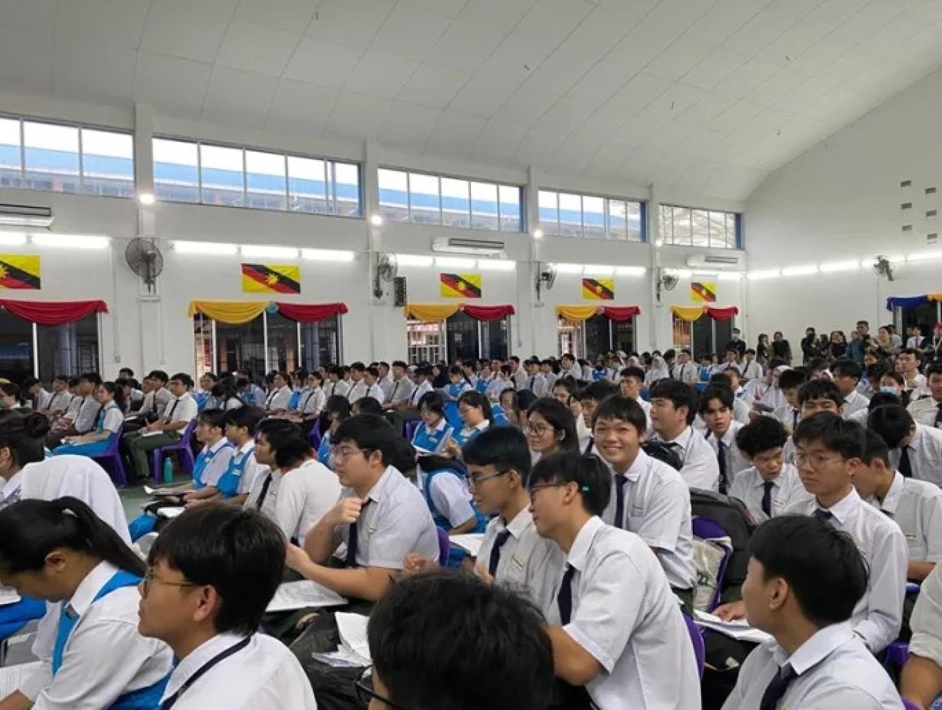 2025年1月2日，砂拉越拿督巴丁宜哈芝阿都加波中学学生在SPM考试前听取简报。（档案照）