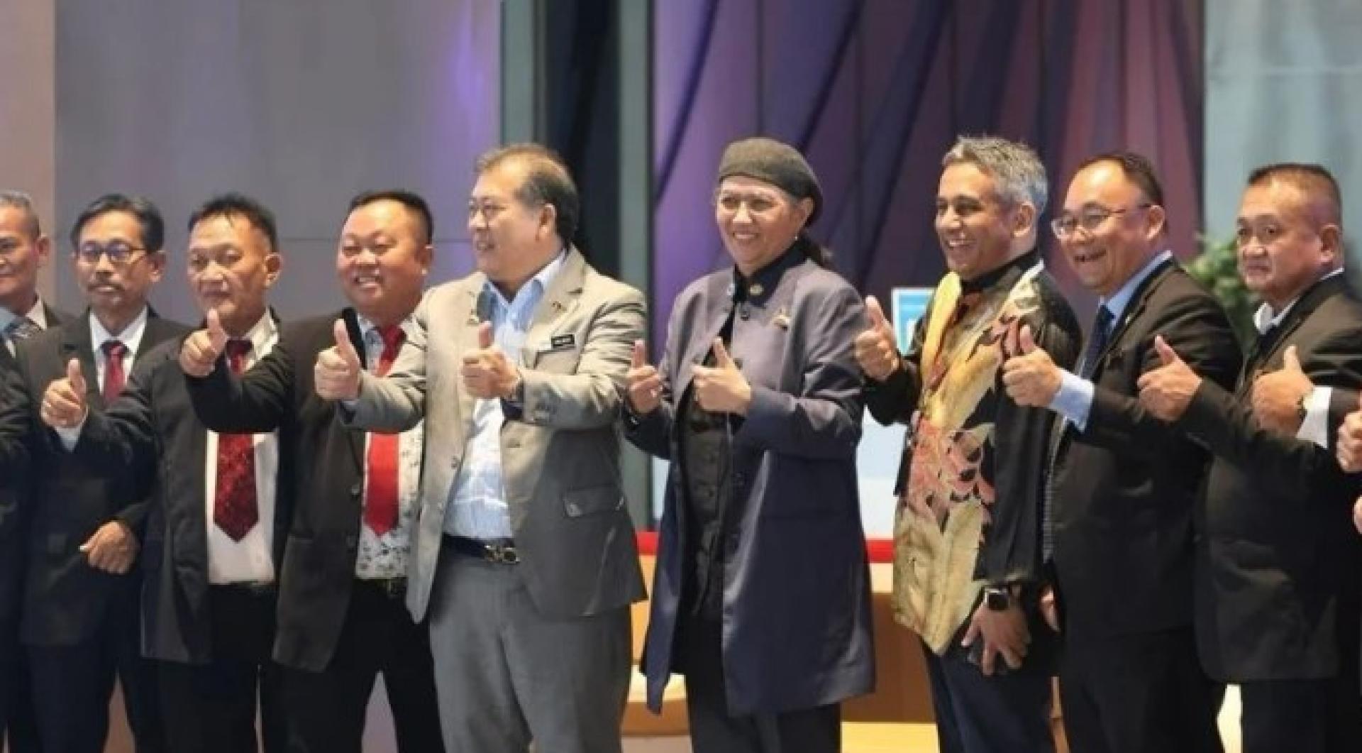 拿督哈尼法哈查泰益与拿督威尔森乌加偕同部分沐胶KMKK代表合影。