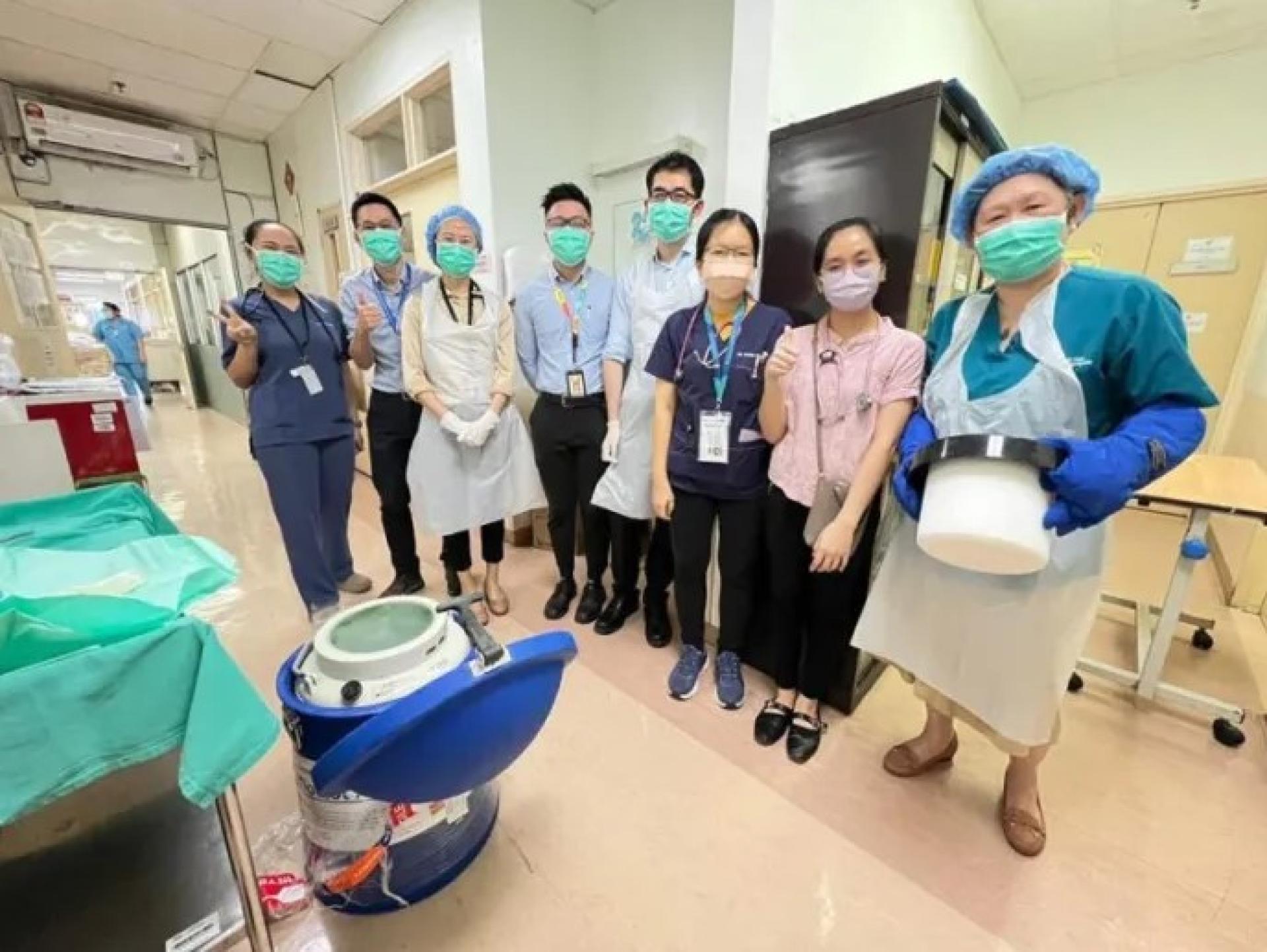 砂拉越中央医院医疗团队在成功完成该州首例干细胞移植手术后，共同庆祝这一历史性里程碑。