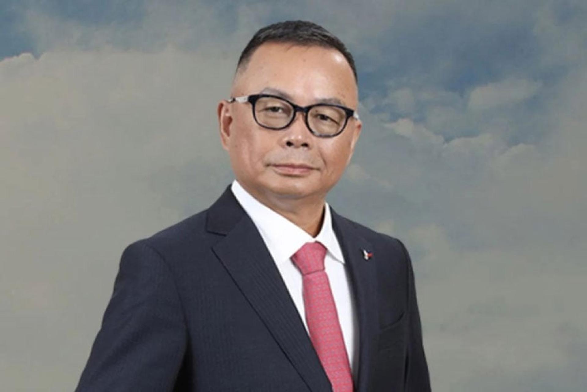 施振忠祖籍中国福建晋江。他17岁时远赴菲律宾，从木厂学徒做起，后又进军镍矿开采和冶炼领域。
