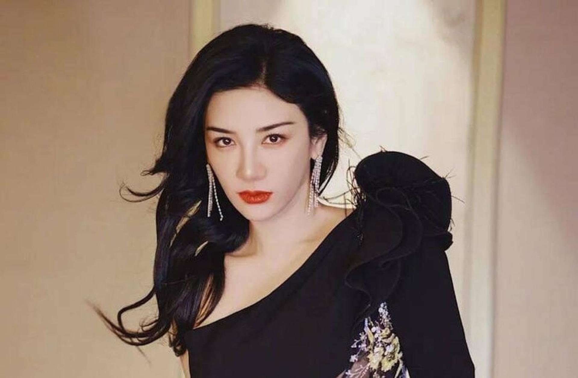 中国女星黄奕演出《还珠格格》成为热门人物。