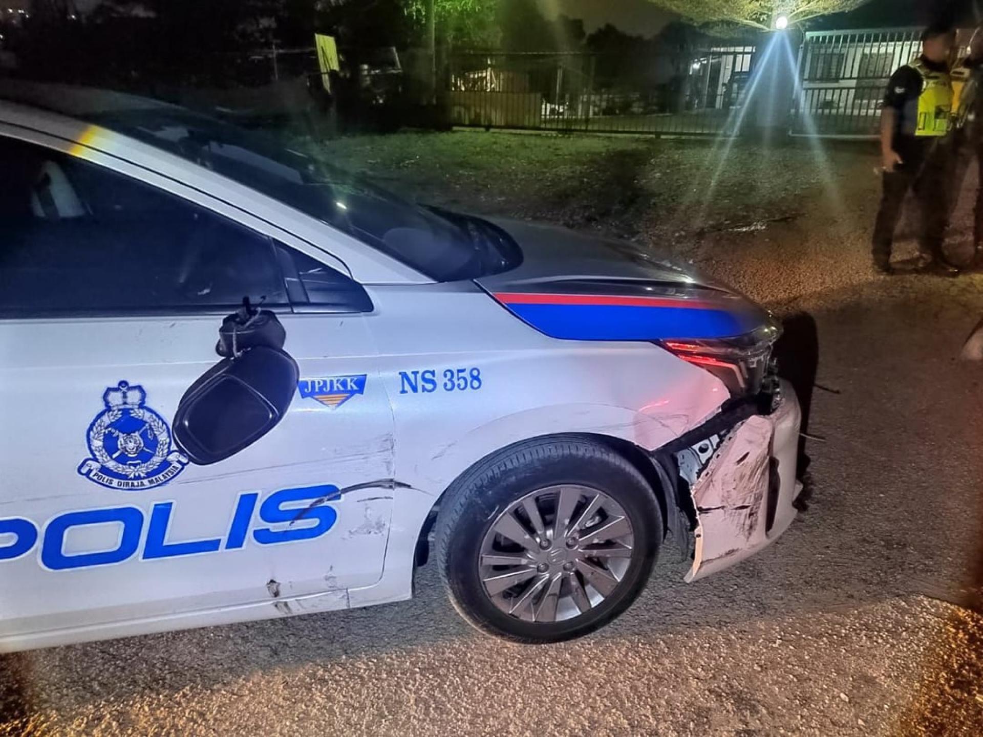 警车防撞杆严重毁损。