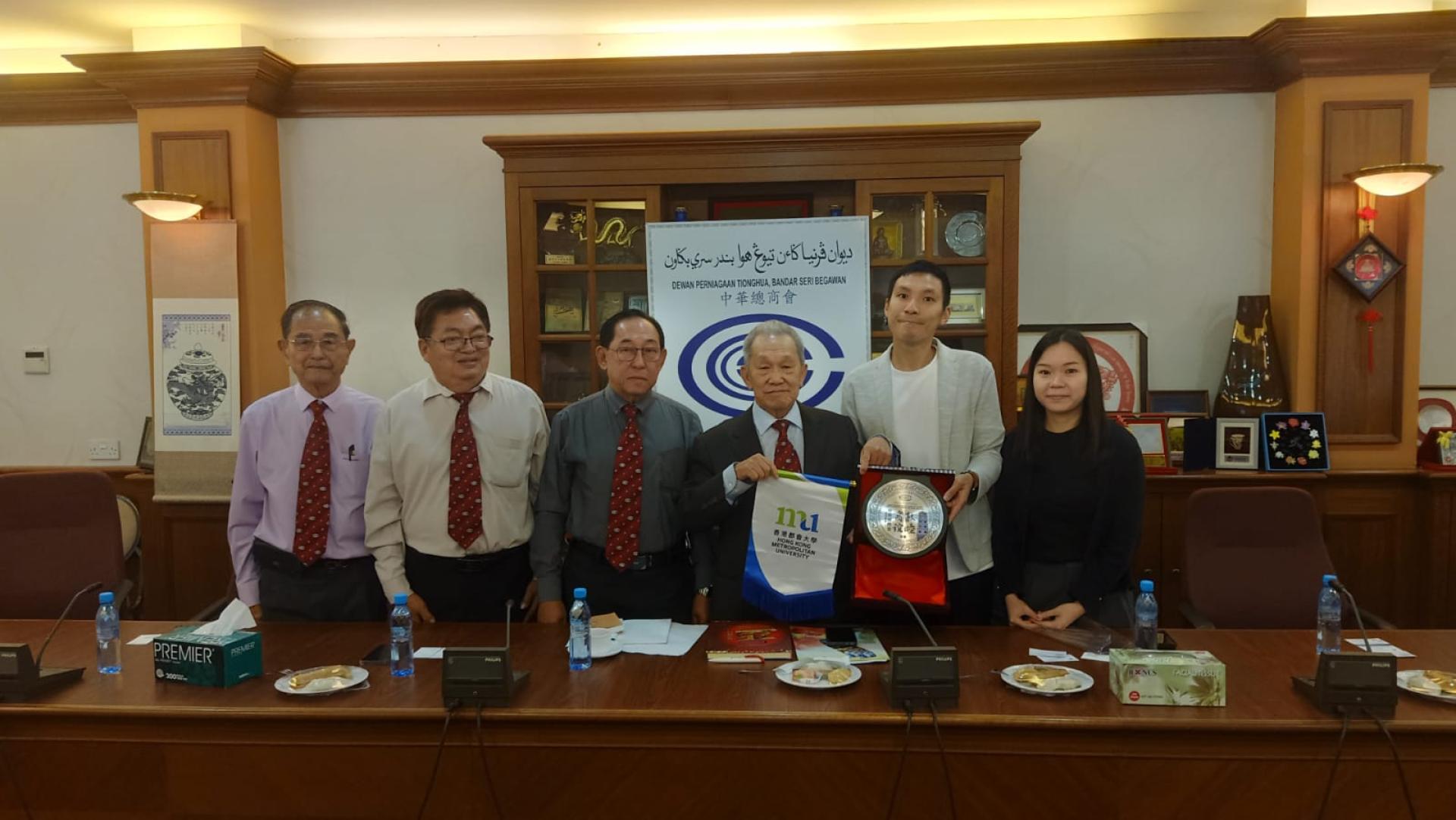 孙德安与香港都会大学助理学生事务经理丘朗然互赠纪念品