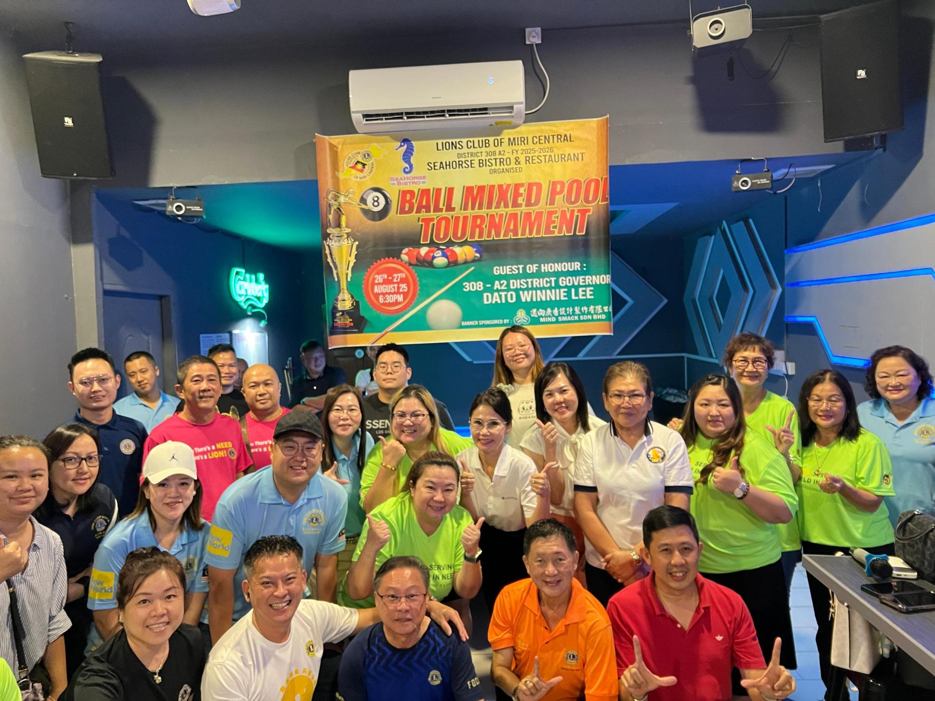 国际狮子会308A2区总监拿督李秀萍（第一排站者右3）与出席者合影。