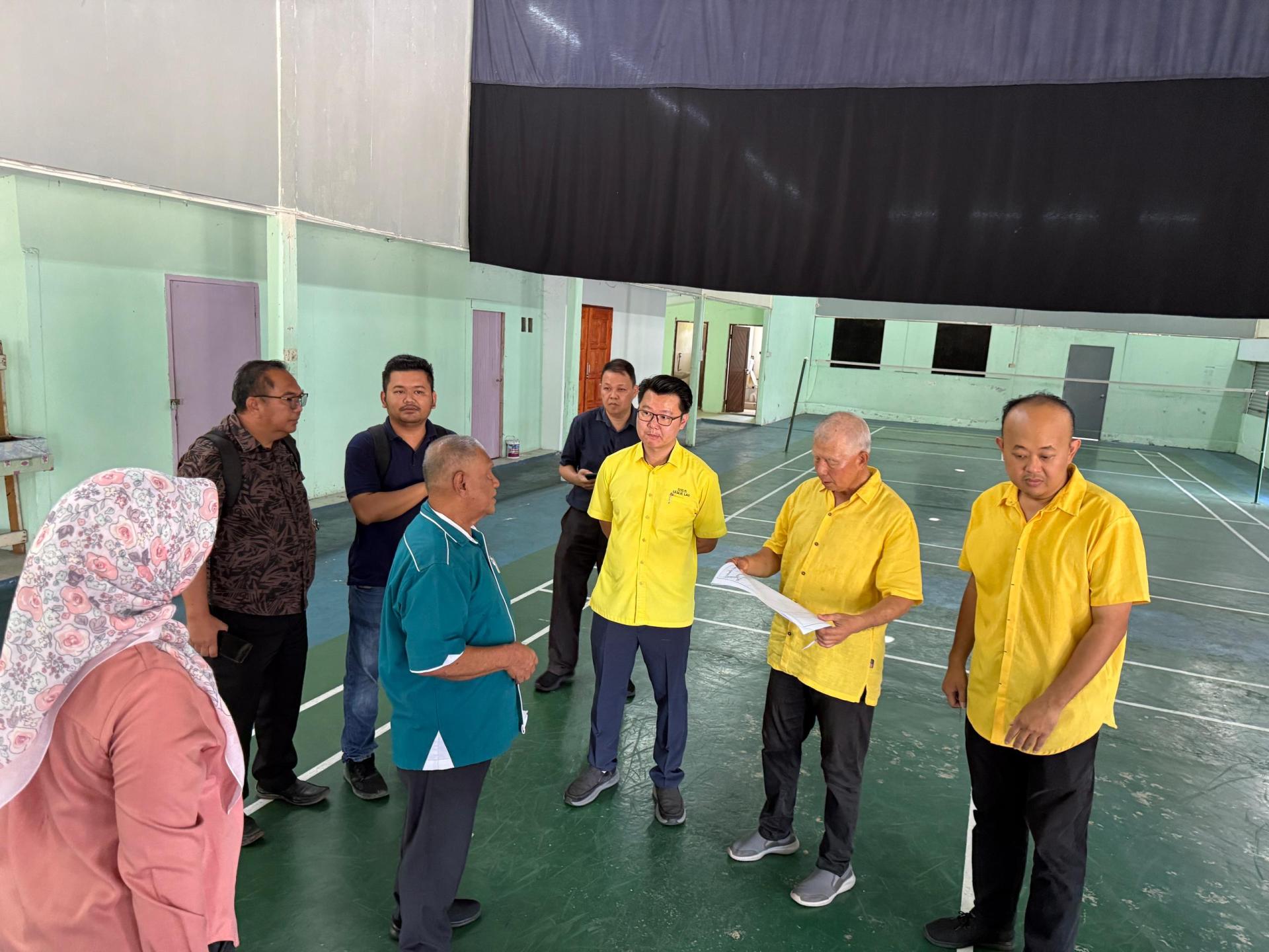 拿督陳超耀（右2）巡视甘榜鲁洼民众会堂提升工程。右3为市议员刘奕杰（右3）、市议员陈立仁（右1）、以及美里市政局工程部官员等。