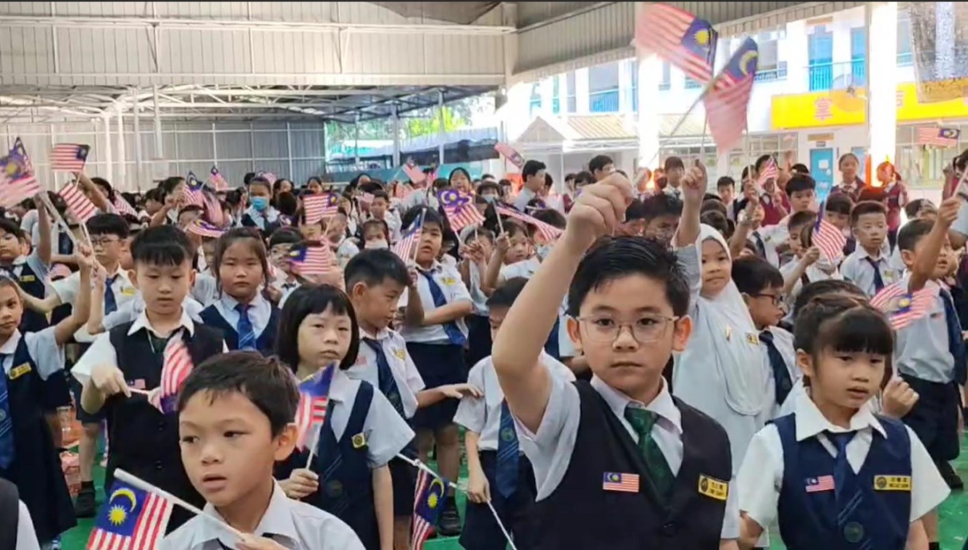 配合一年一度的国庆日到来，美里珠巴中华公学在学校礼堂举办国庆月庆典。