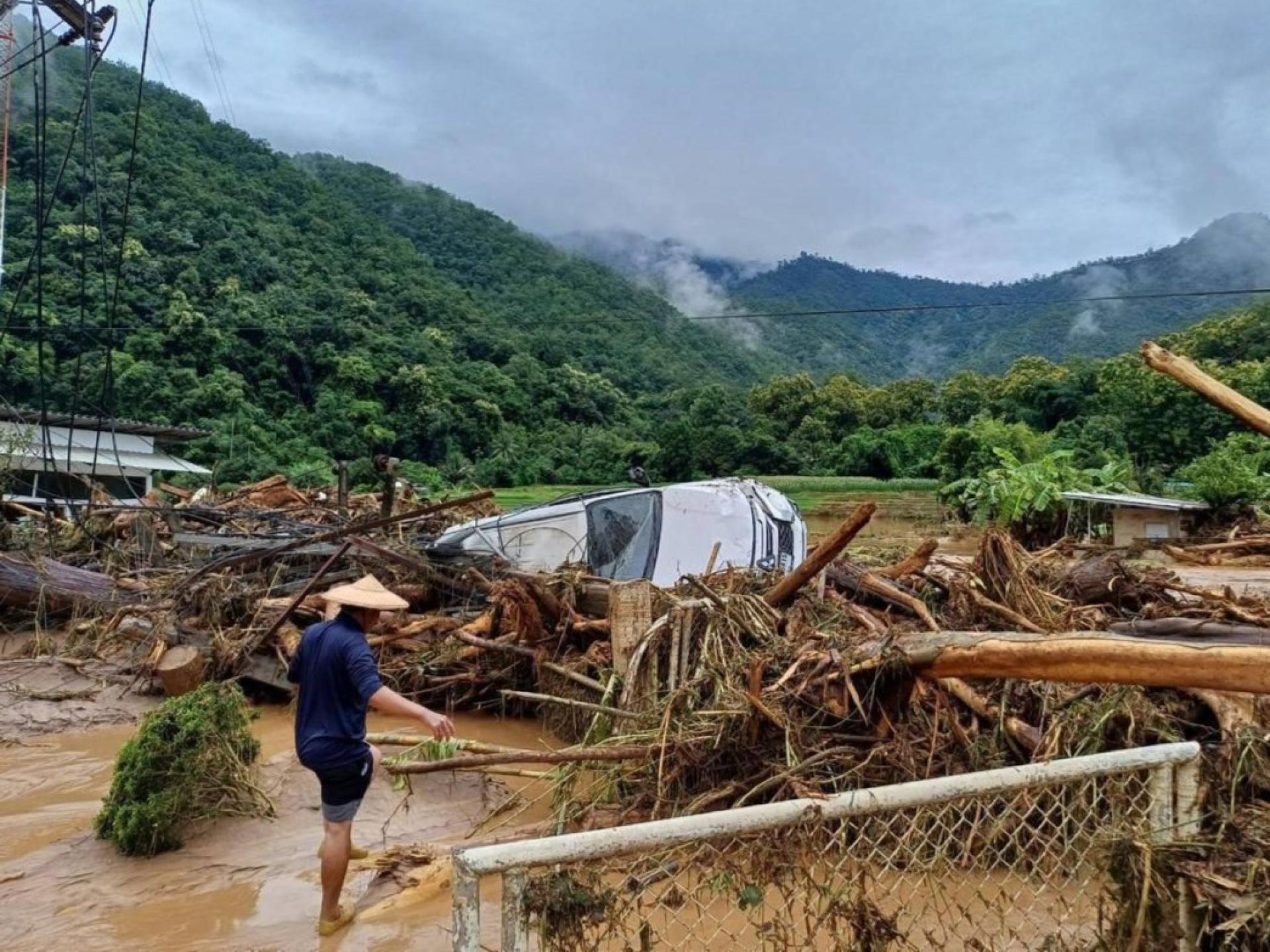 泰国北部夜丰颂府近日受热带风暴袭击，引发严重洪涝及山体滑坡，大量房屋与车辆被冲毁。目前救援队伍已赶赴现场，正协助受灾民众紧急转移安置。
