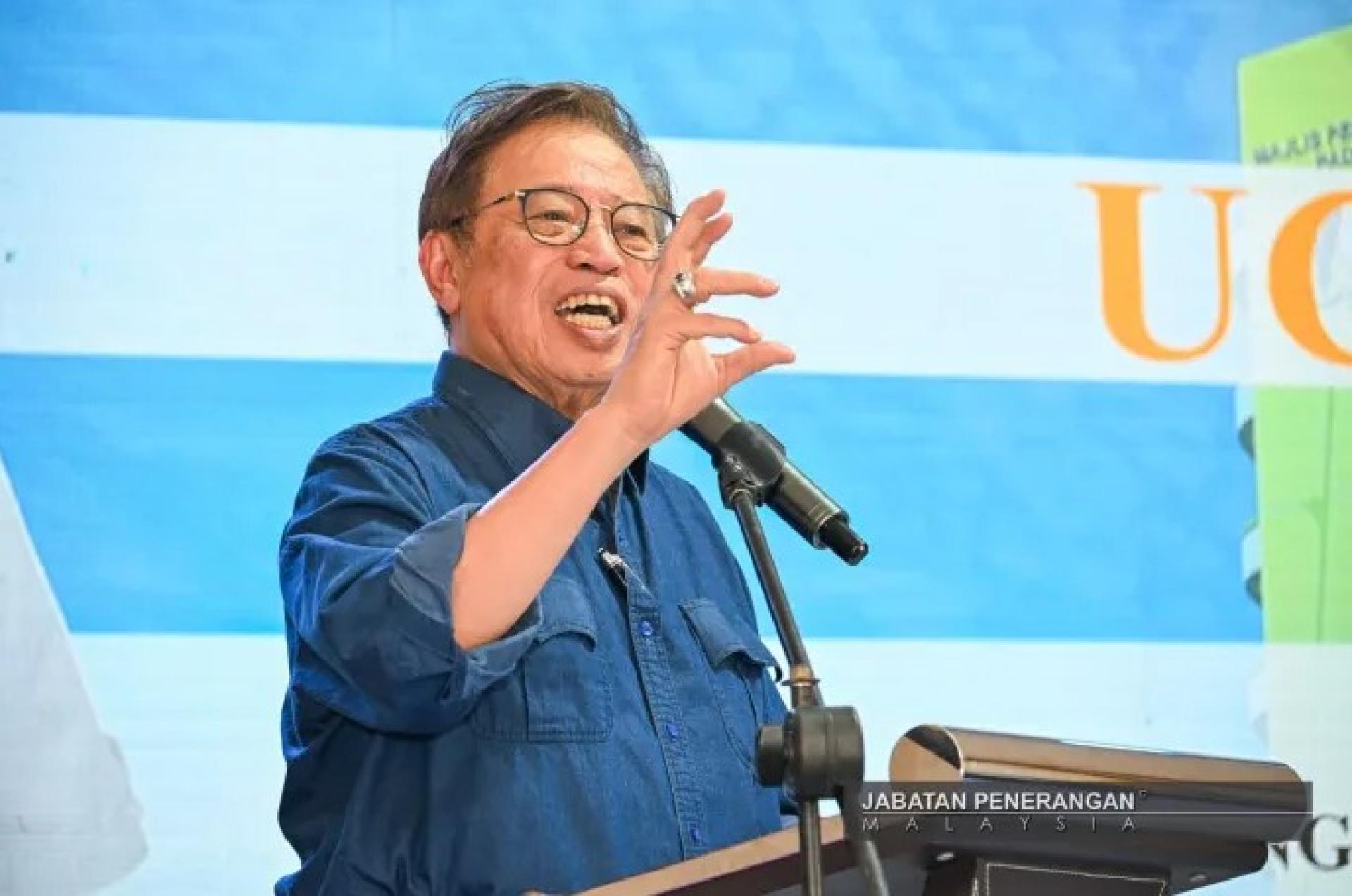 阿邦佐哈里出席8月28日于古晋至西连路第12哩举行的巴达旺市政局新总部动土礼。（照片由砂拉越新闻局提供）