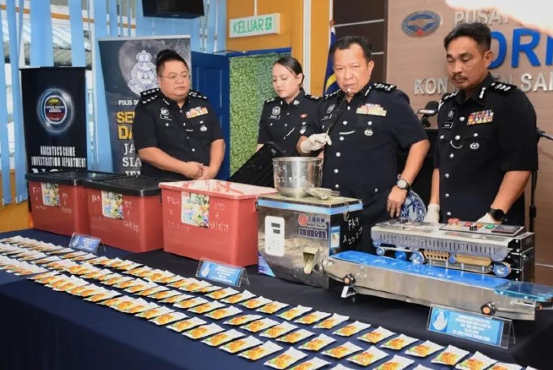 赛富里占于2025年8月28日在砂拉越警察总部记者会上展示起获的毒品。