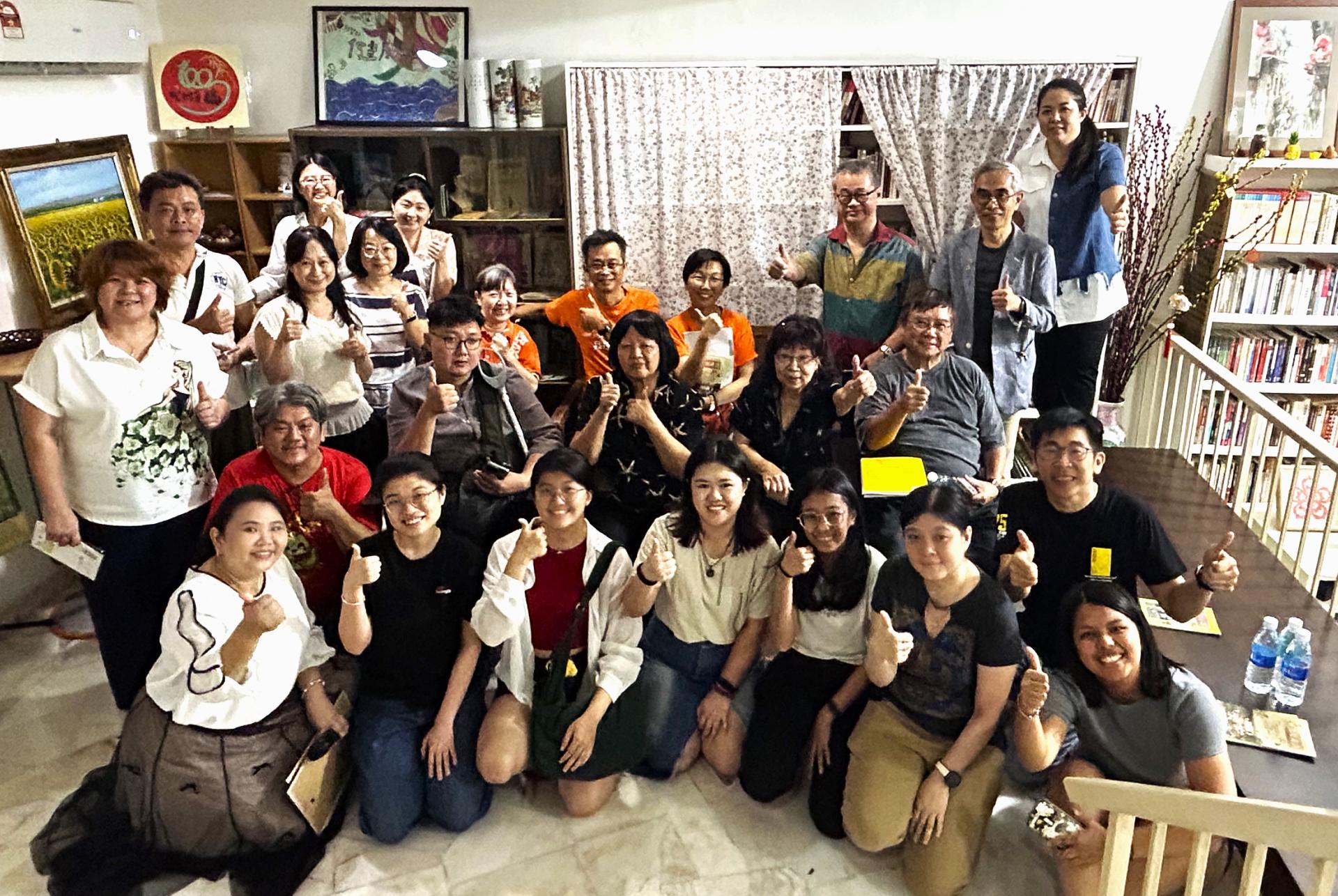 台湾吴继钊（第二排右3）《汪洋中的一条船》分享会，现场交流热烈。