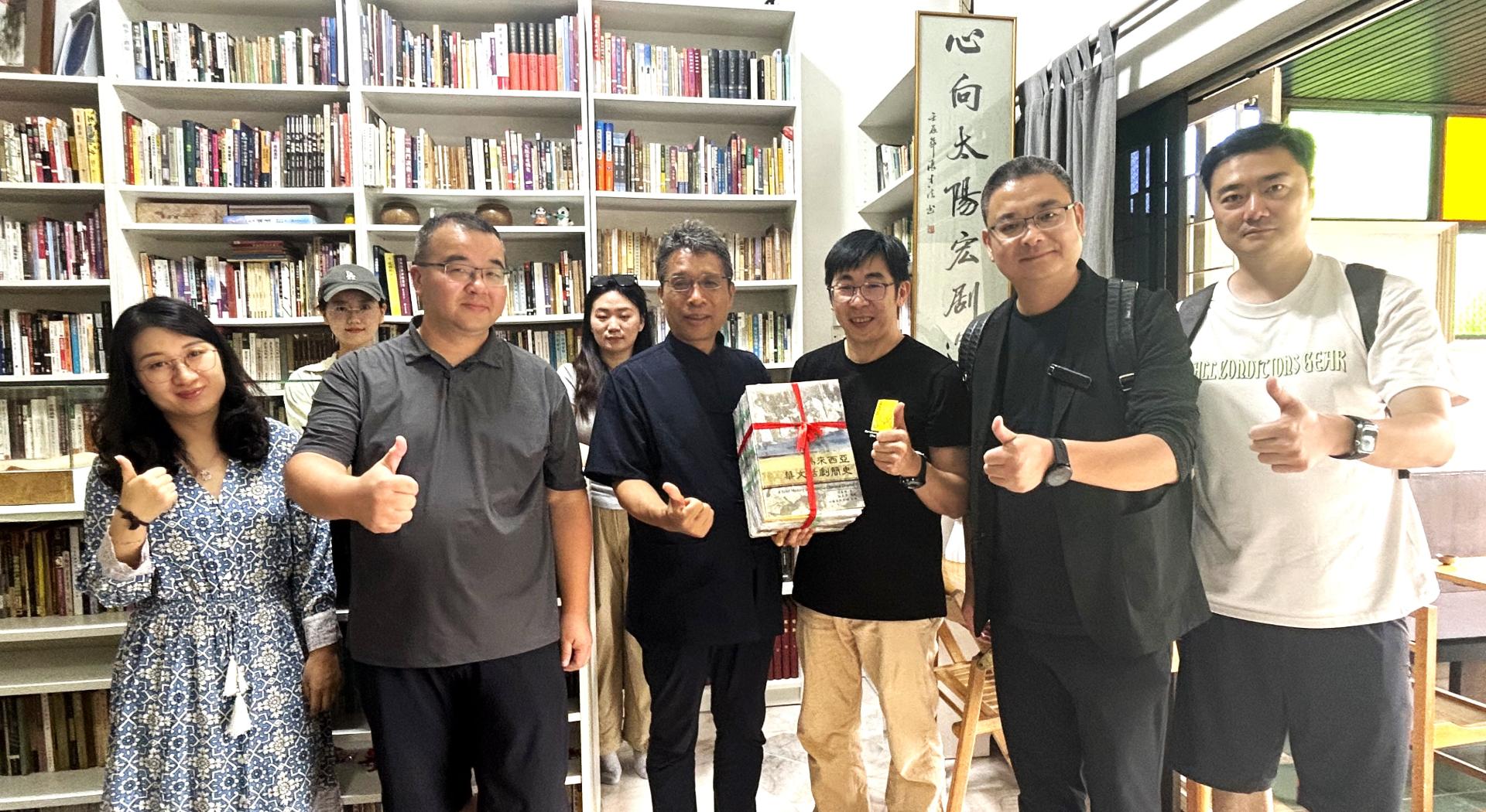 沈国明（右3）代表心向太阳剧坊，将马来西亚华文戏剧丛书（共25册）赠送予中山大学图书馆馆藏，由宋俊华（左3）代表接领。右2则是孔庆夫。