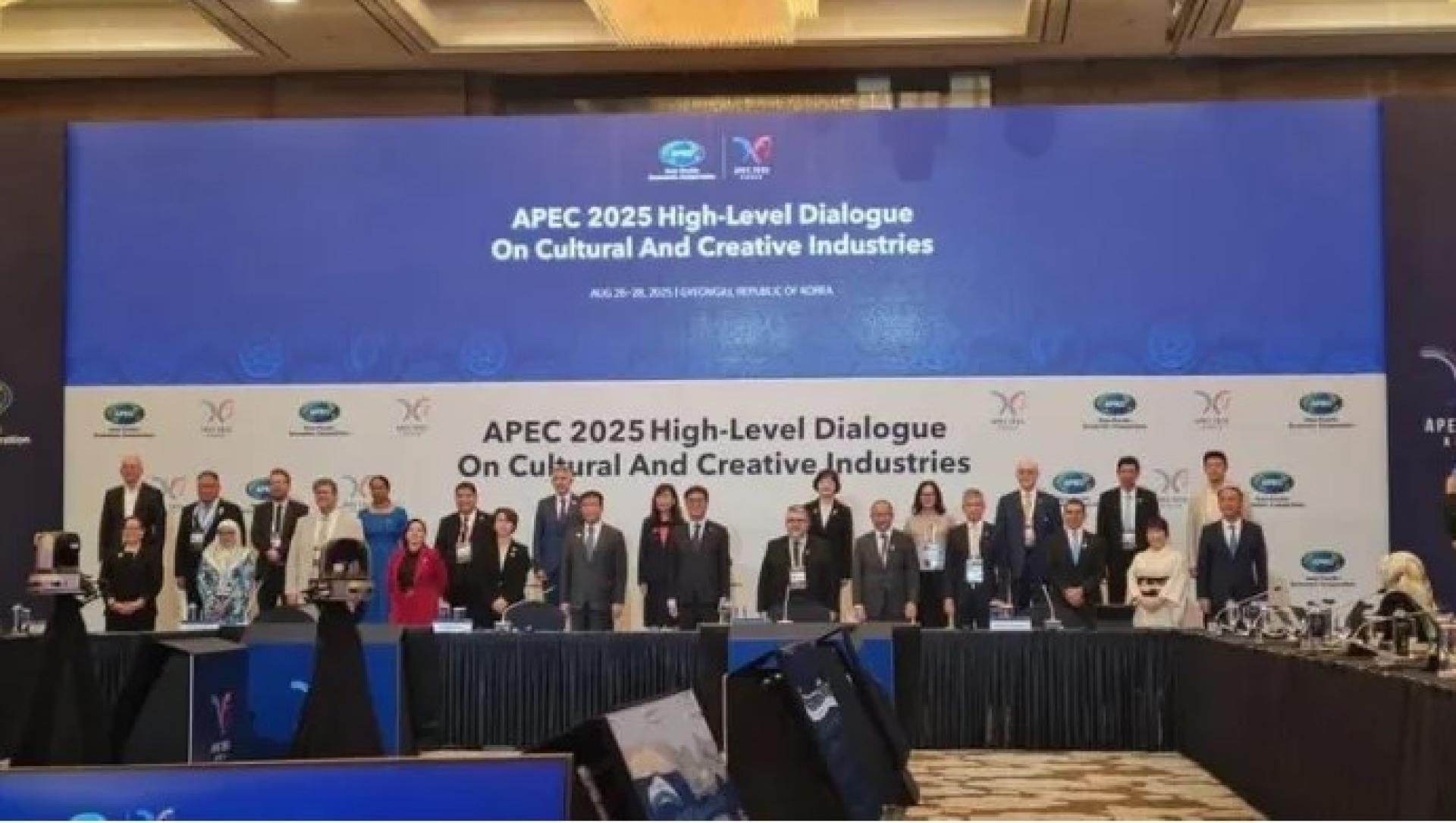 张庆信（右2）出席在韩国庆州举行的2025年APEC文化与创意产业高层对话。