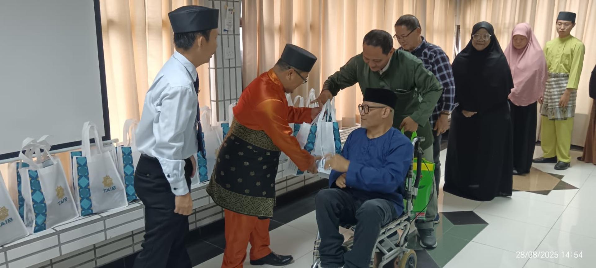 国会议员阿都阿芝移交礼品予受惠者郑天强