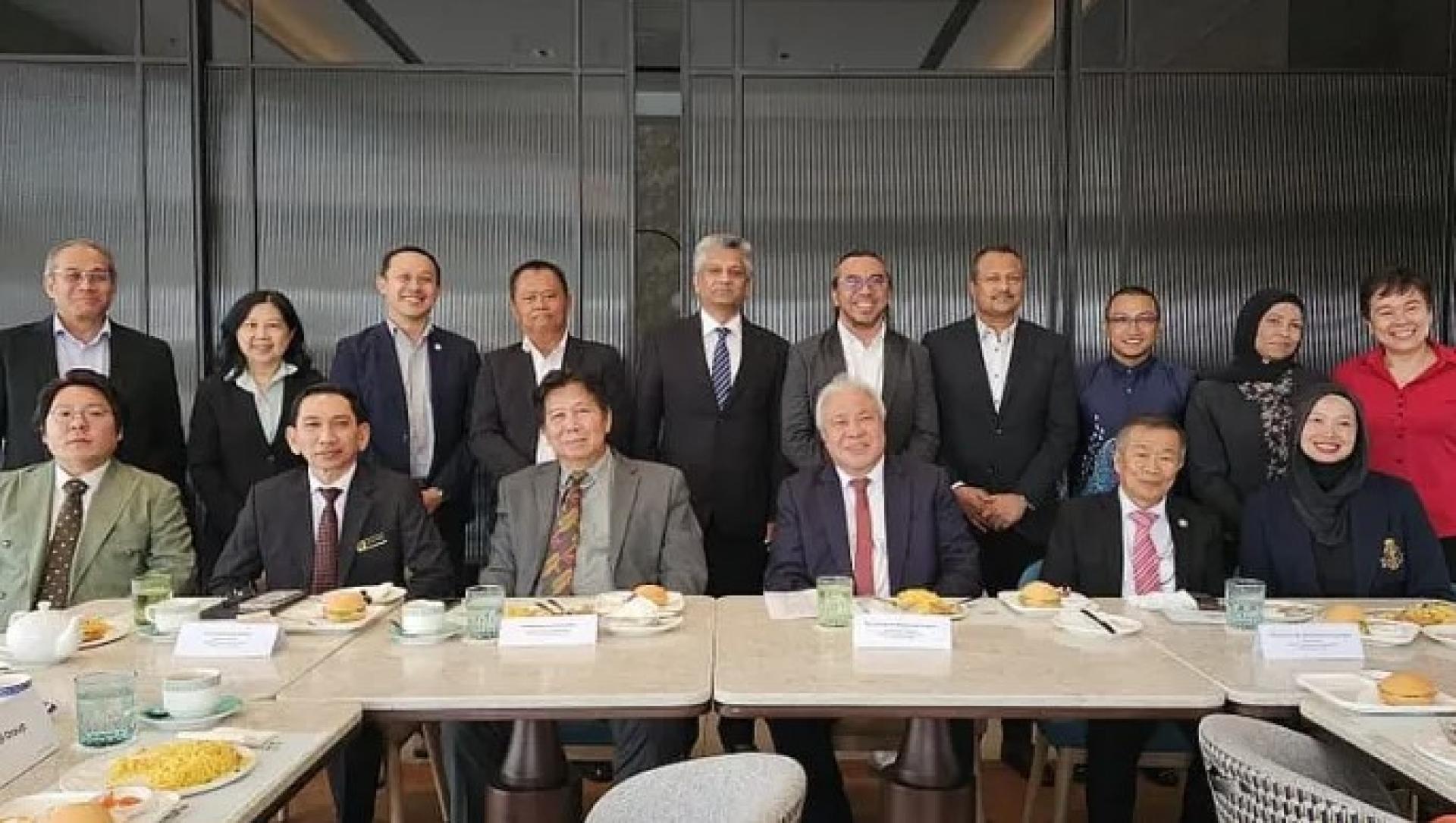 阿旺登雅（坐者右3）与众人在2025年8月29日于槟城出席会议时合影。