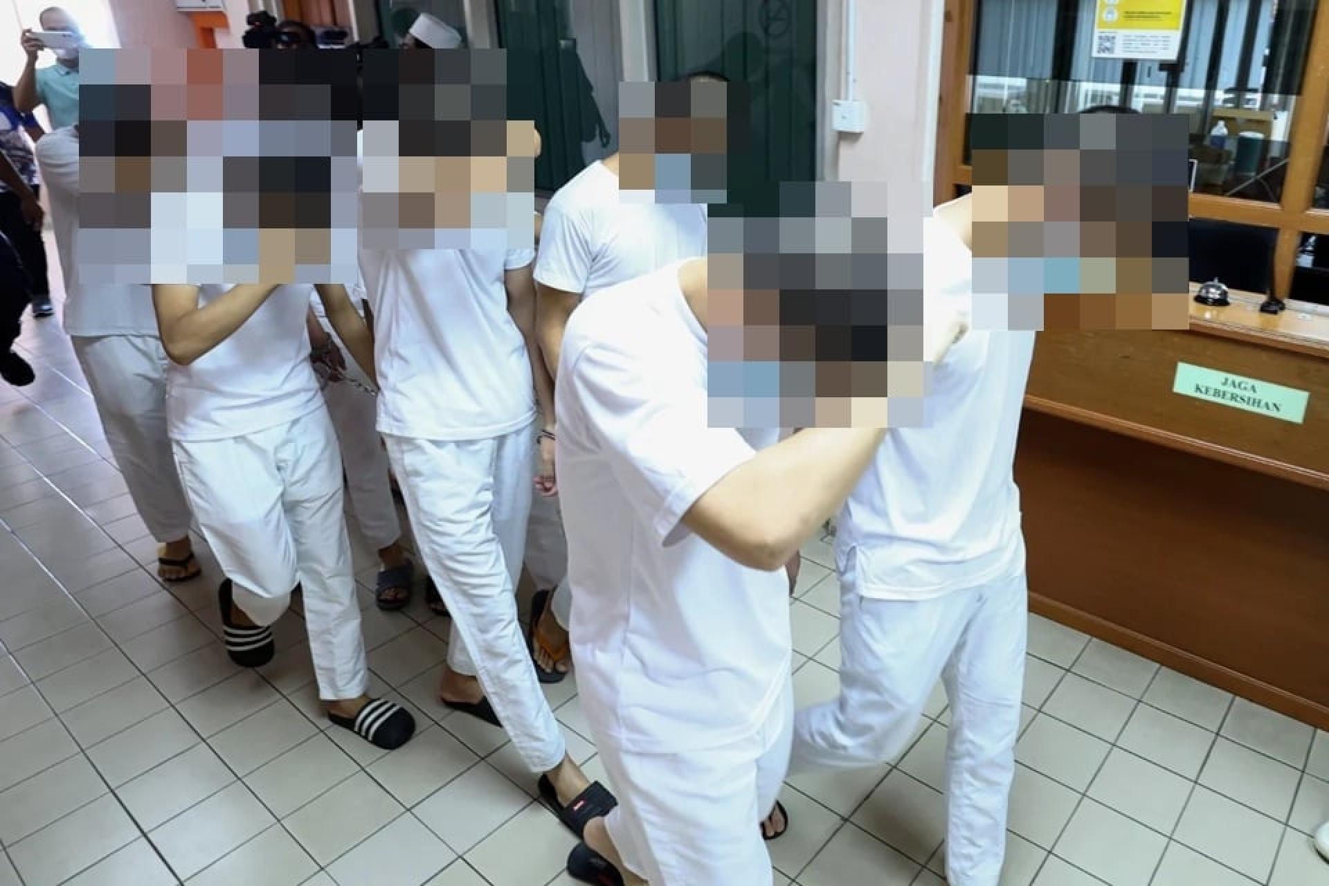 部分被告被带上法庭。（档案照）