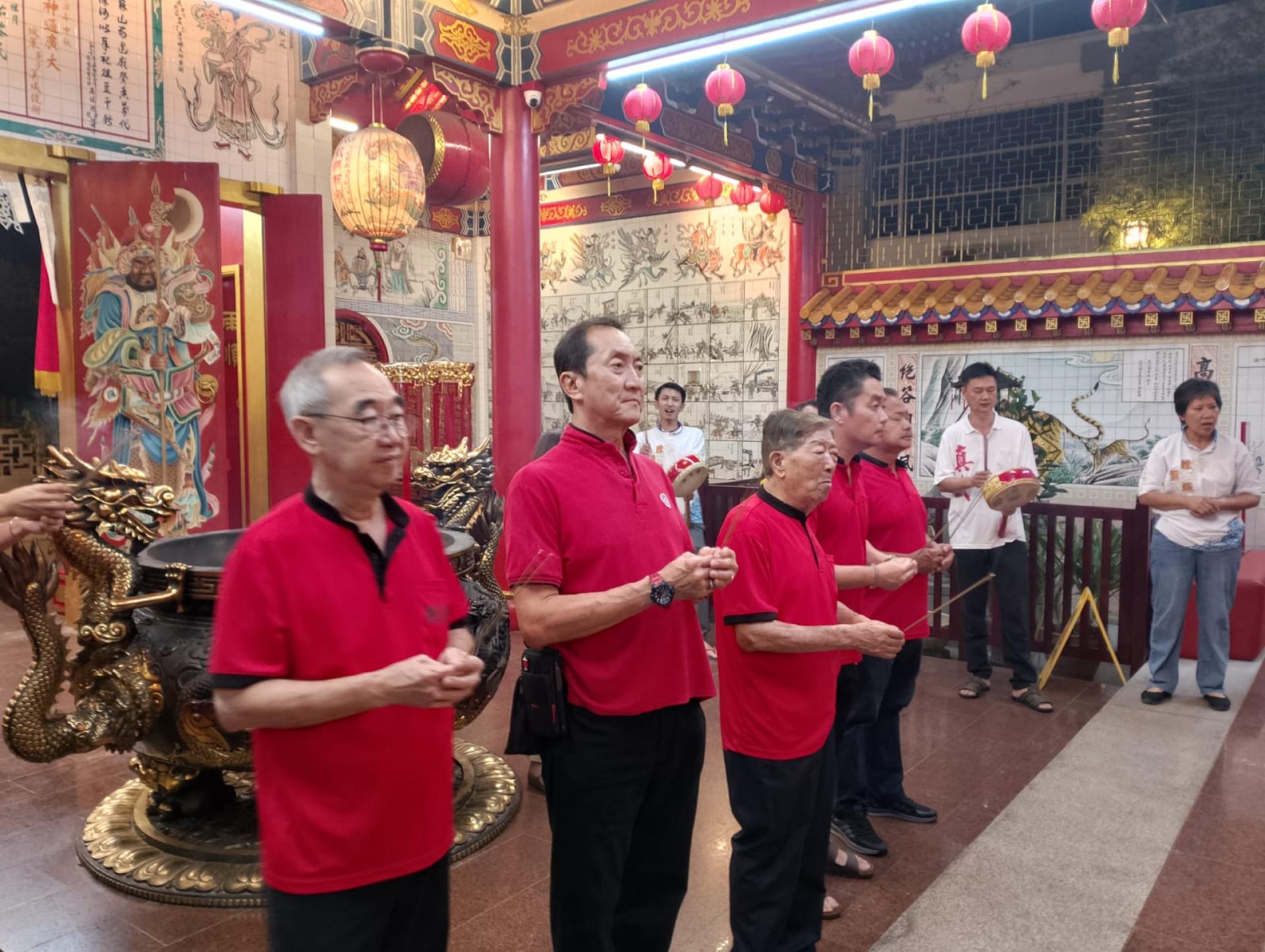 汶莱膜云殿董事长李永贞与该殿董事进行拜祭