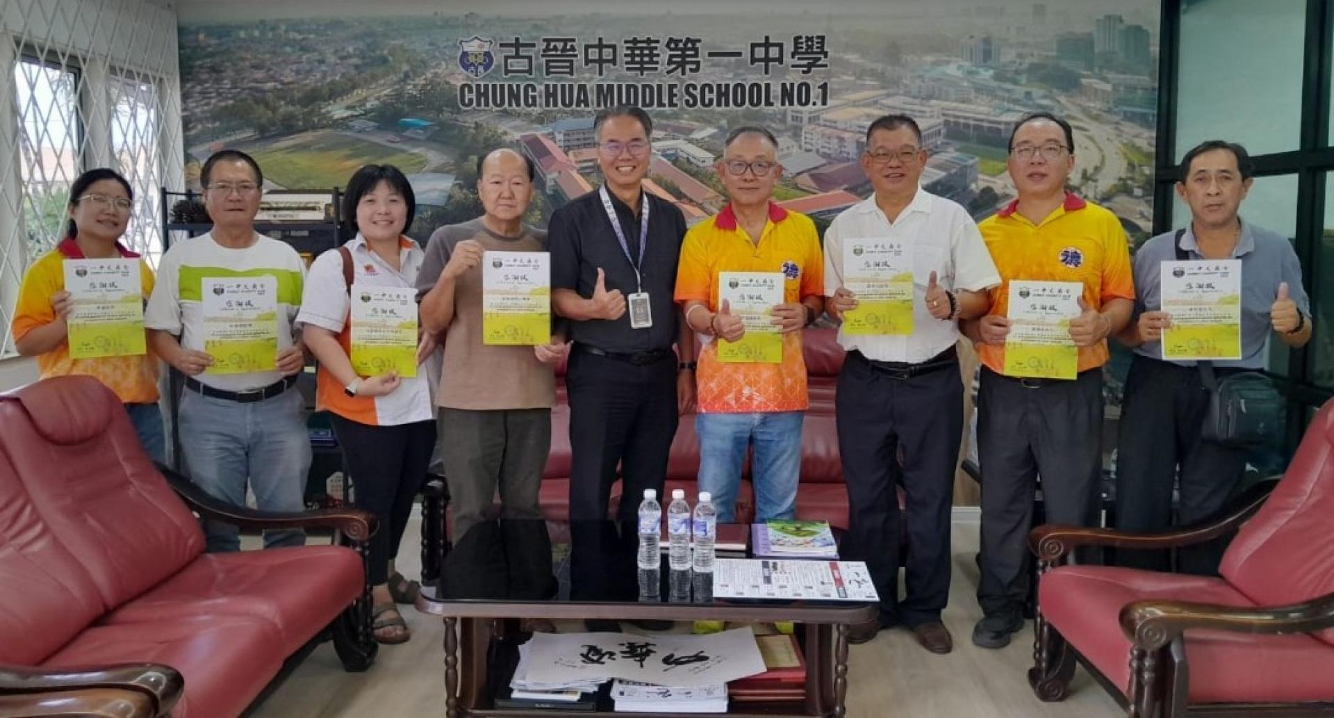 一中校长李志鹏（左5起）颁发感谢状予该校义卖会办中医会诊当局济兴善社社长陈瑞兴、筹委主席陈中兴及砂同心善堂主席黄国远（左4），并由热心志工代领参与医师的感谢状。左起为方惠萤、罗炎贤、陈桂彬；右起是陈惠生、林庆鸿。