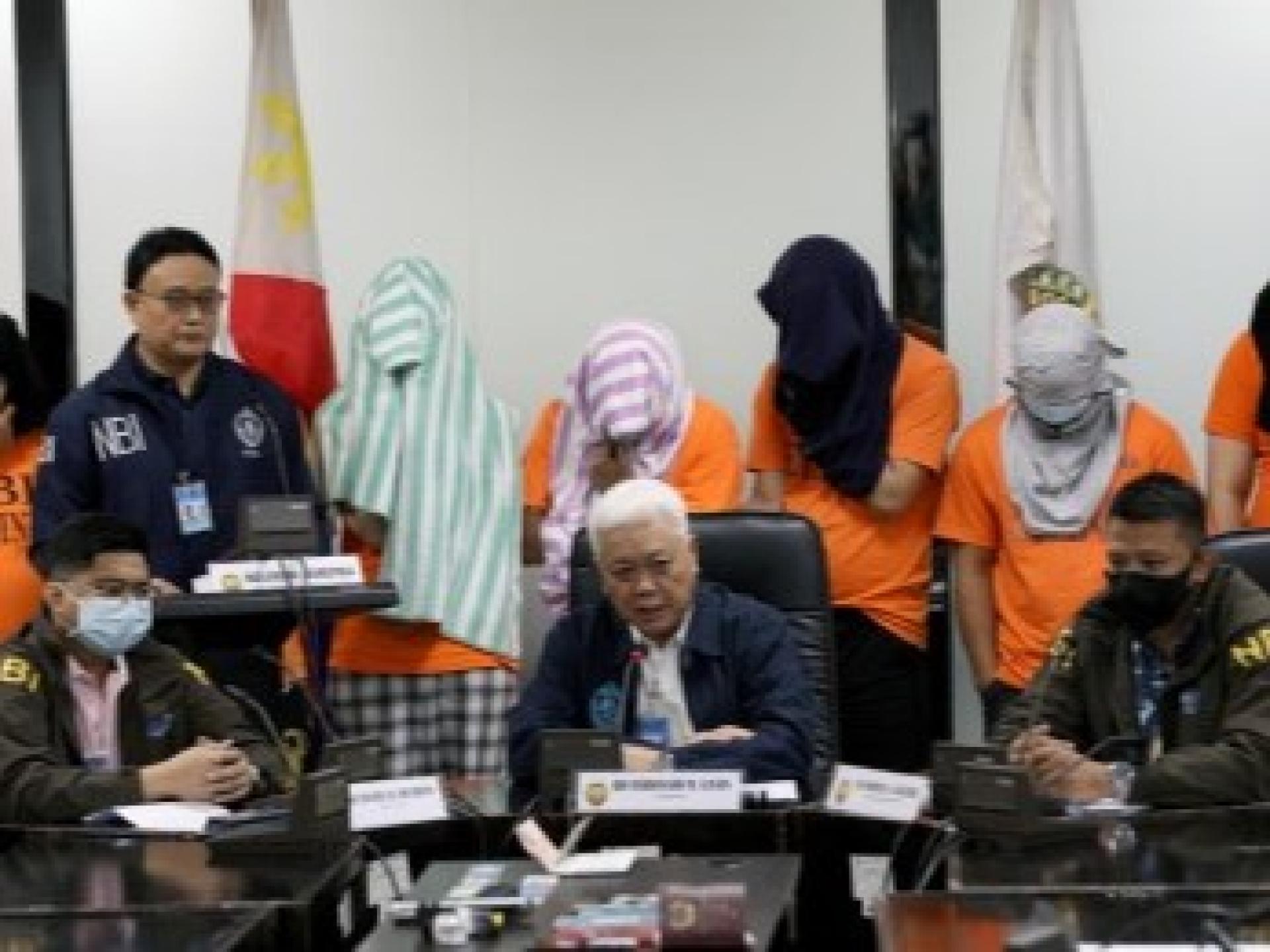 菲律宾国家调查局今年3月逮捕5名中国籍、1名柬埔寨籍及1名菲律宾籍人士，涉嫌违反间谍法。宫方29日表示，政府正密切监控中国“潜伏特工”及解放军成员在菲活动的相关情报。