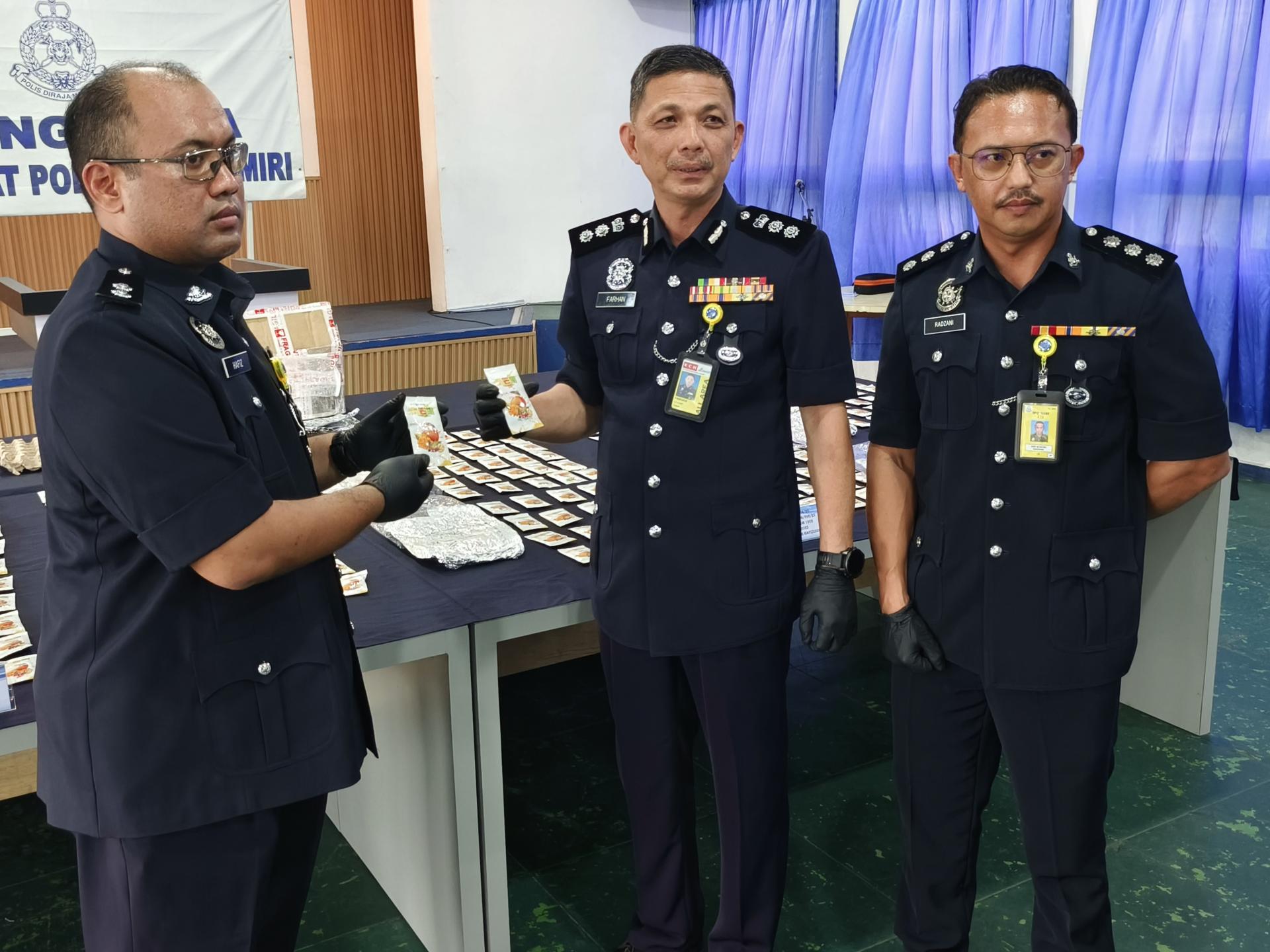 美里警区主任李炳强助理总监（中）展示所起获的毒品。