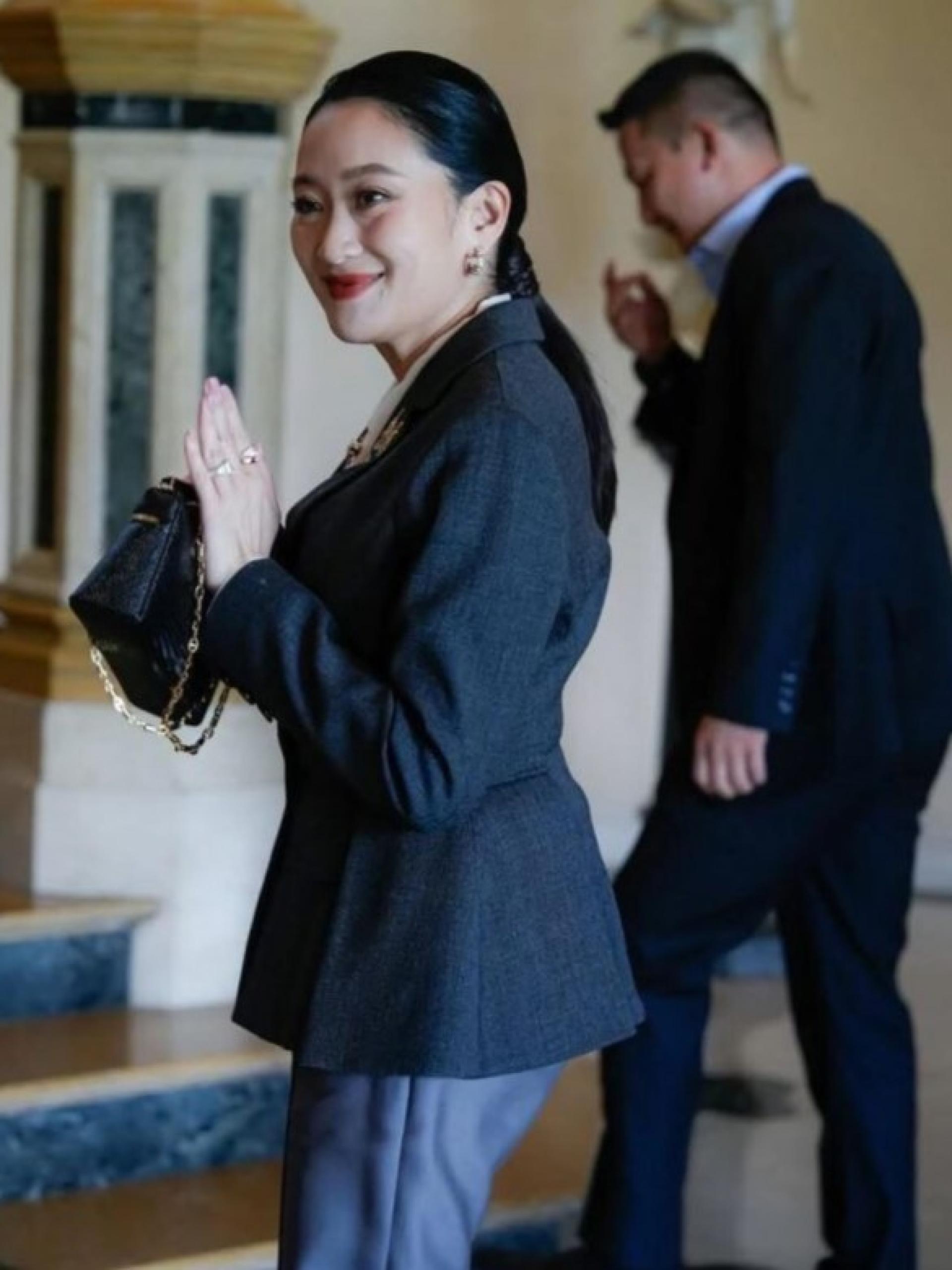 泰国宪法法院星期五（8月29日）裁定，总理佩通坦因涉与柬埔寨前首相洪森通话录音案，严重违反宪法，解除其总理职务。