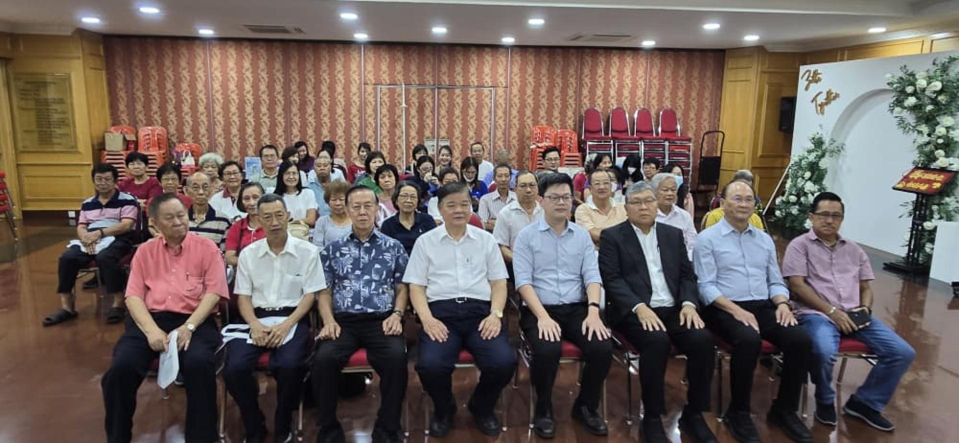 美里中总理事与KPJ专科医院团队及出席者合影留念。