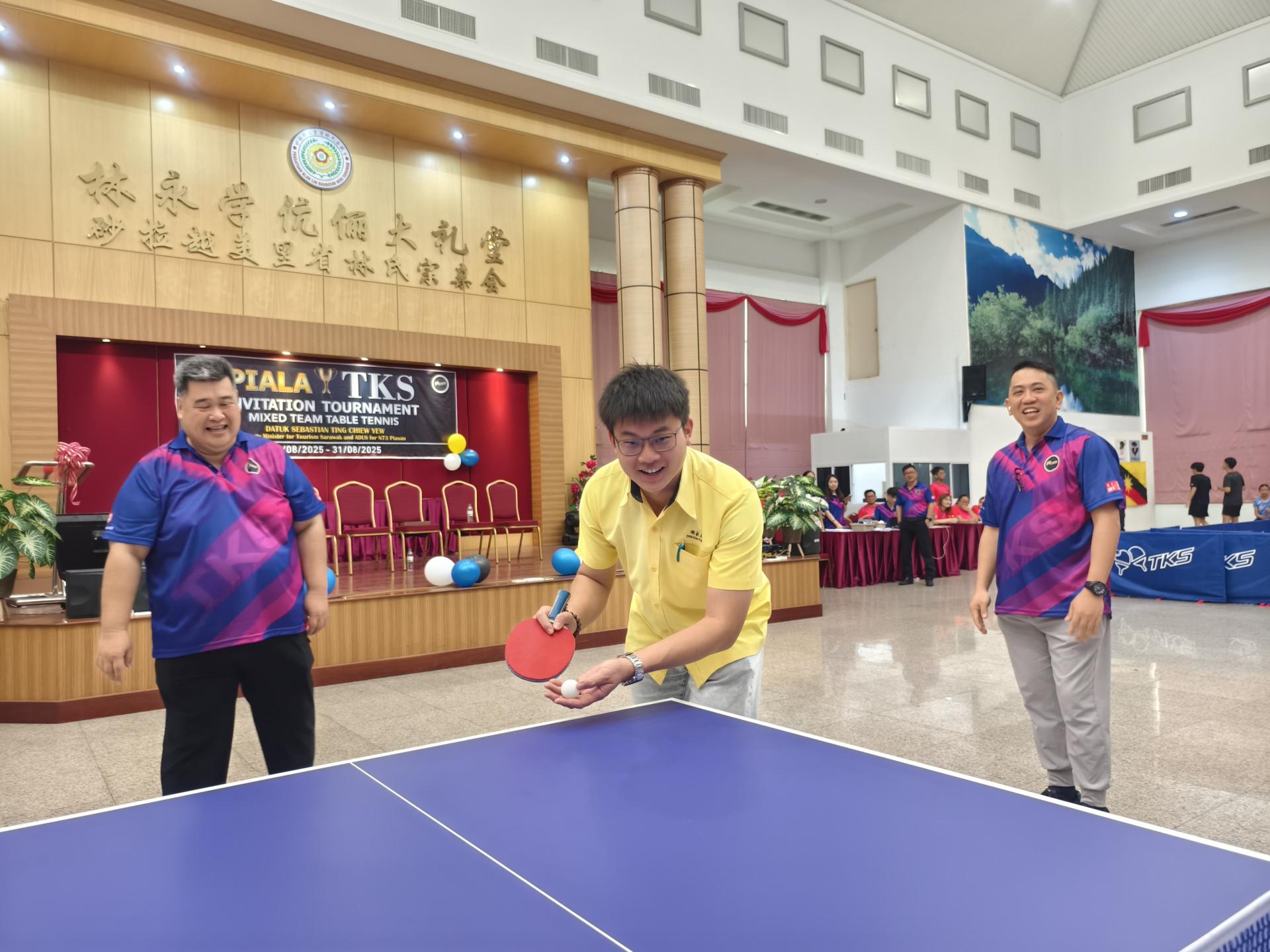 砂旅游部副部长拿督陈超耀的代表谢家洪主持开球礼，为“TKS杯混合团体乒乓邀请赛” 开幕。  左为TKS乒乓球培训中心馆主郑敦德。