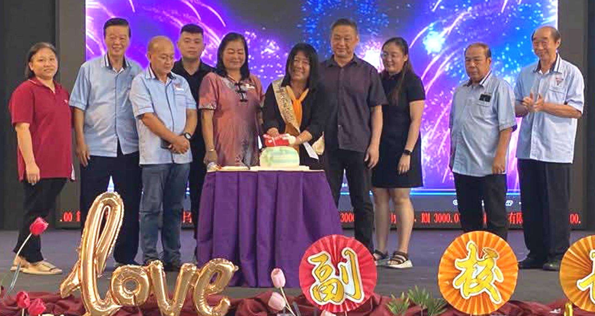 在校长、校董、家长后援团及家人的见证下，刘福妹老师切下生日蛋糕，标志著正式告别教育界。