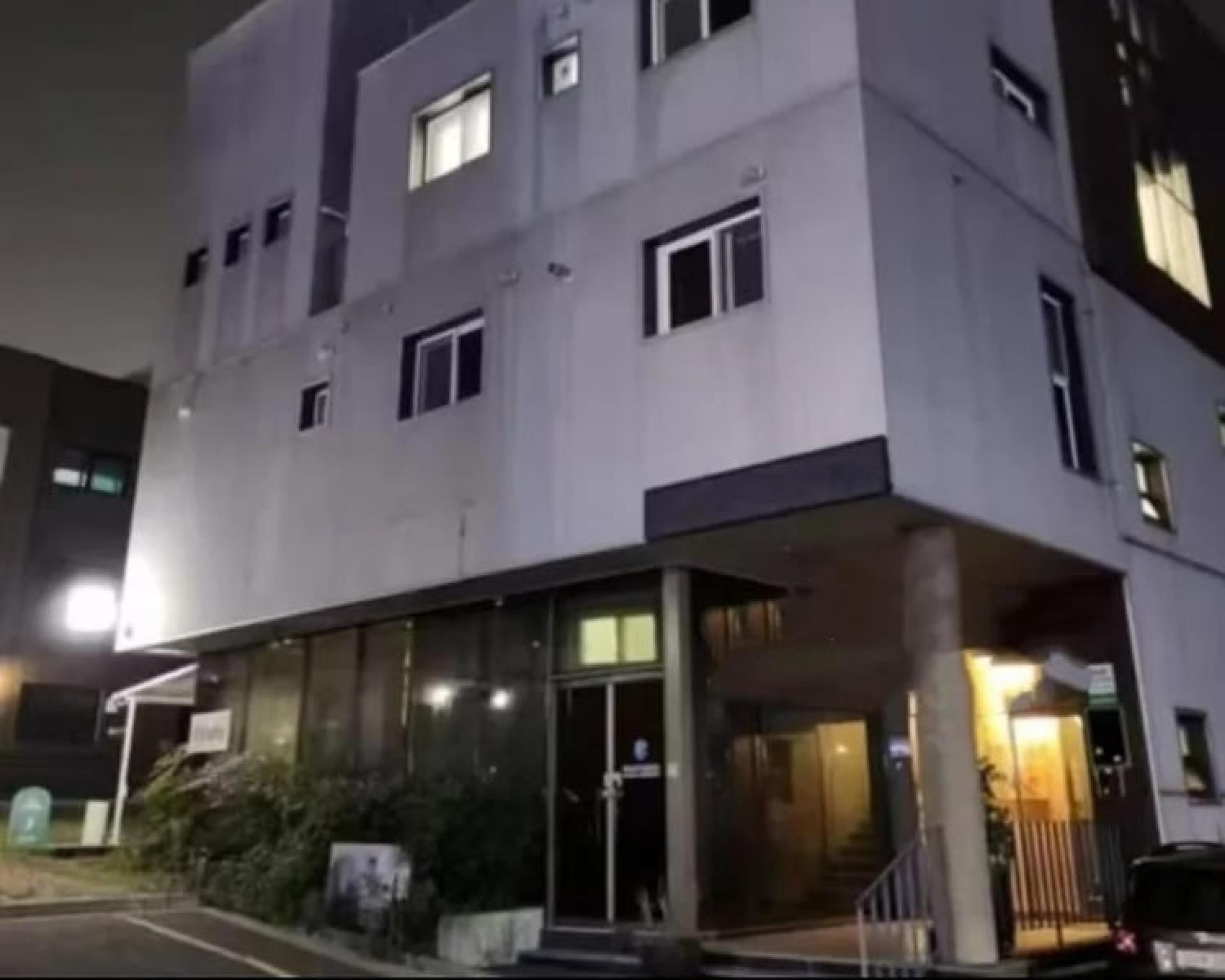 仁川河某某民宿所在大楼的外部照片。(图：红星新闻)
