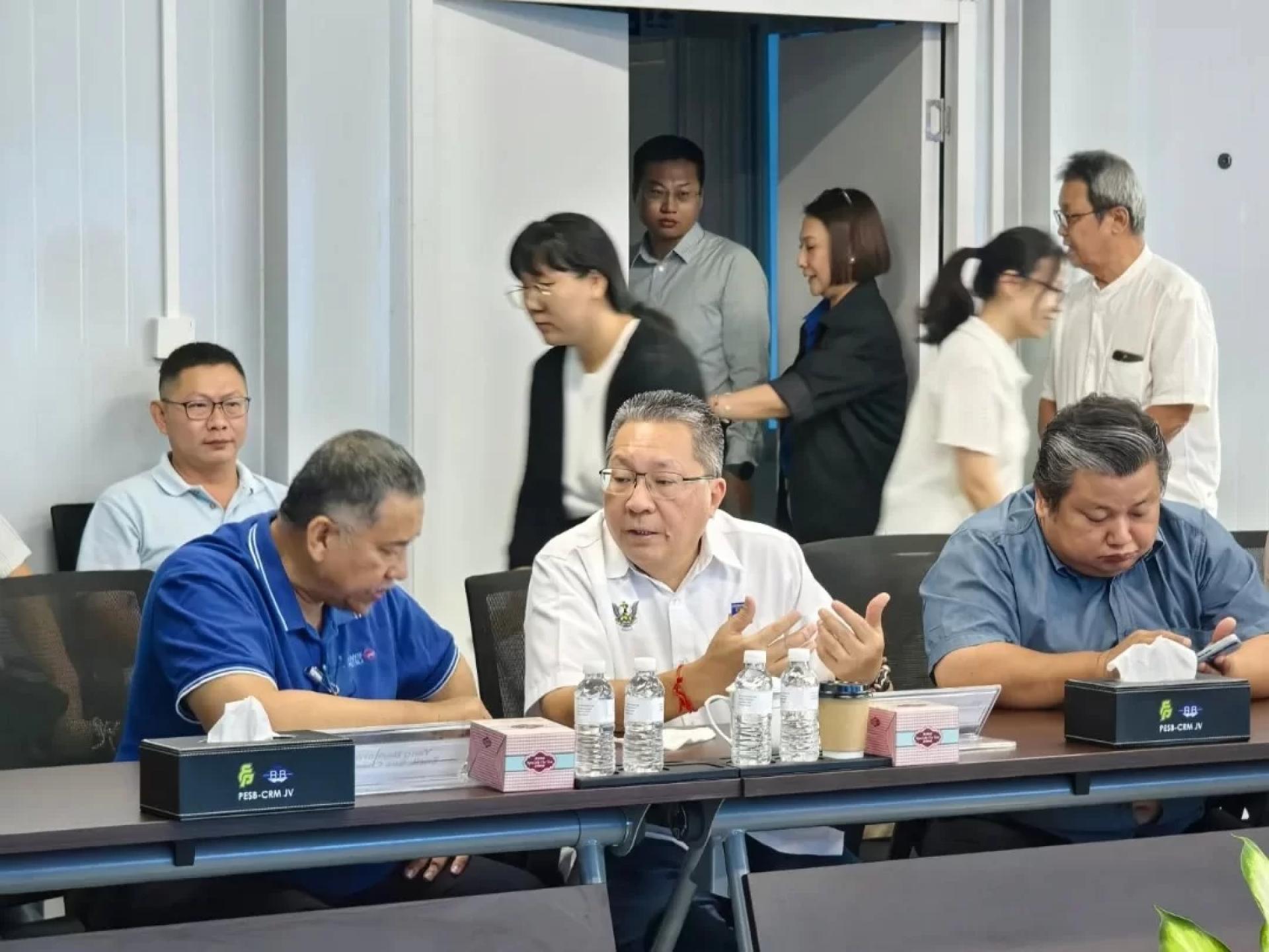 Wee chairs the dialogue session between the residents of Taman Stutong Indah and stakeholders.