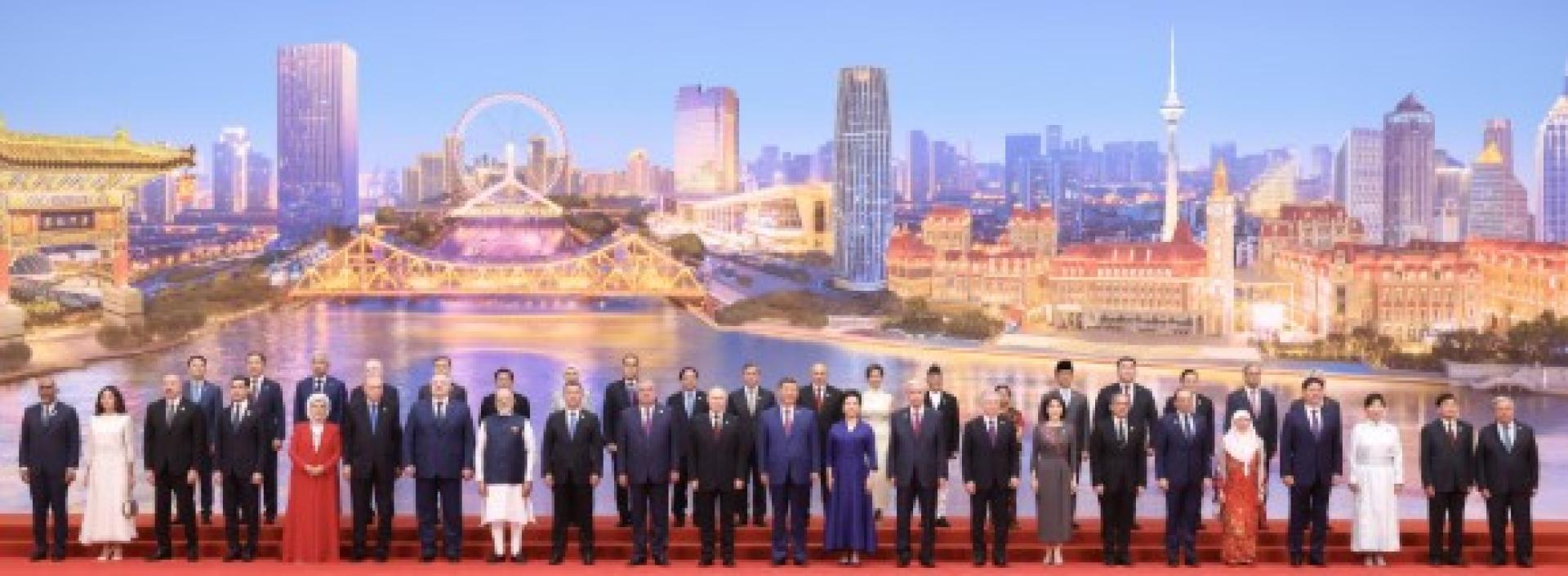 中国国家主席习近平和夫人彭丽媛8月31日晚在天津举行宴会，欢迎来华出席2025年上海合作组织峰会的国际贵宾。