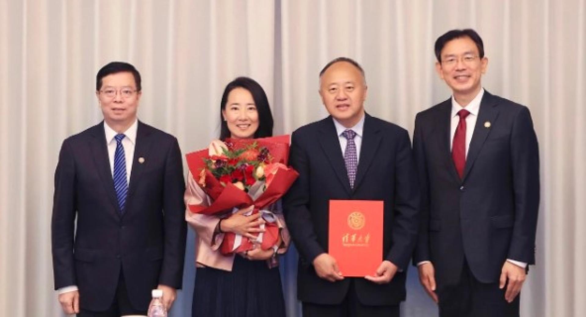 邱勇（左1）、李路明（右1）与刘军夫妇合影