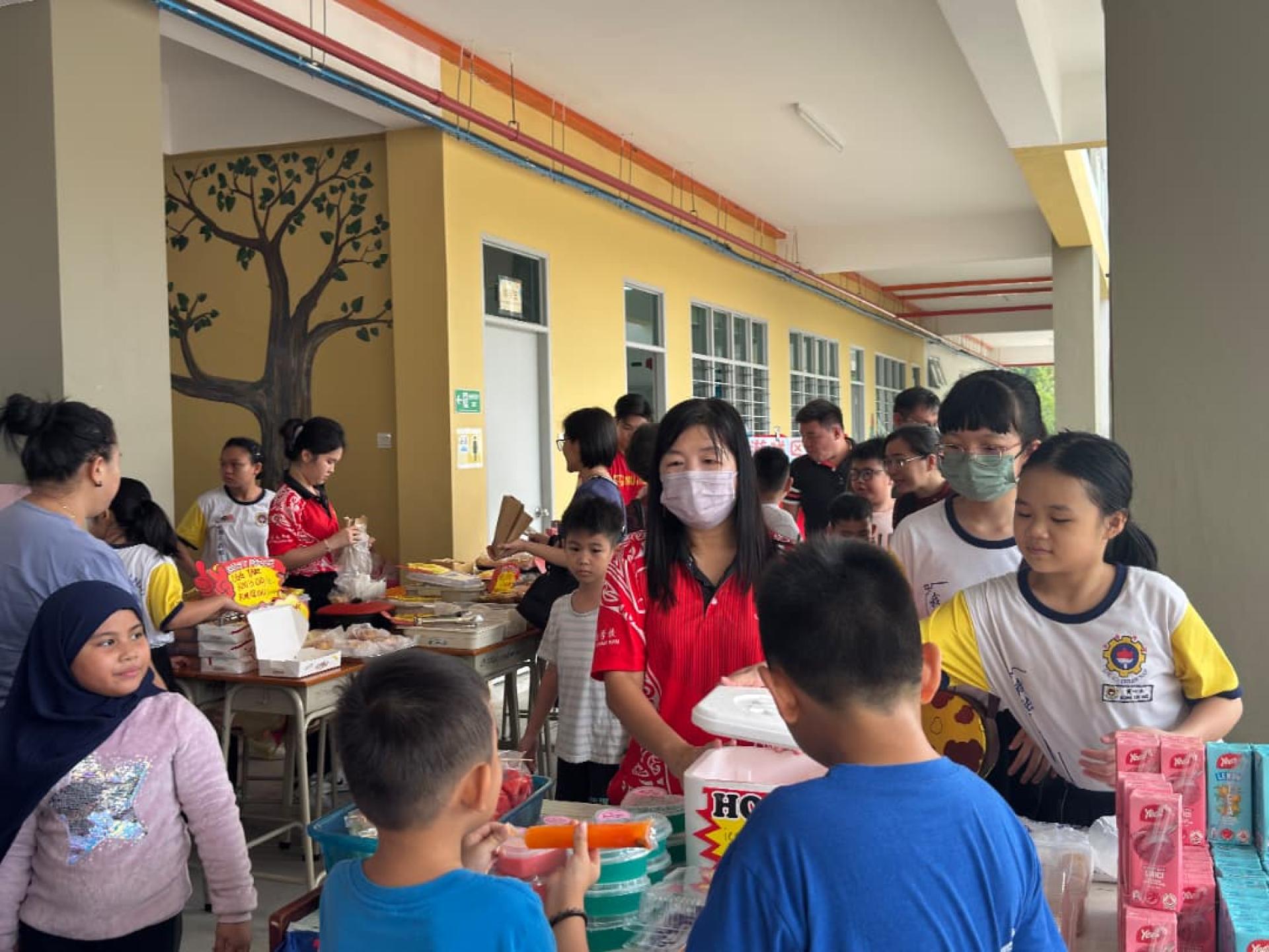 美里侨南学校举办企业日活动，不仅是一场筹款活动，更培养学生创业和团队协作能力。