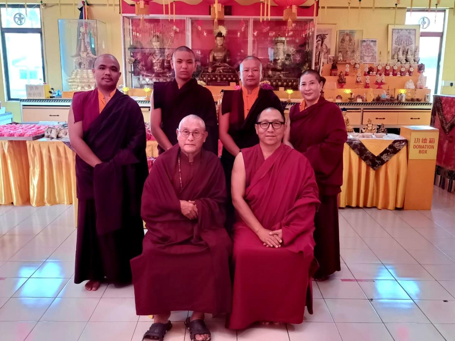 美里杜松欽巴迦如佛教会《盂兰盆中元节超渡兼祈福大法会》，恭请来自尼泊尔尊贵的涅冬仁波切Ven. Nyedon Rinpoche (前排左者) 及Master Mukhya金刚上师 (前排右者) 及四位喇嘛师父亲临主持法会。