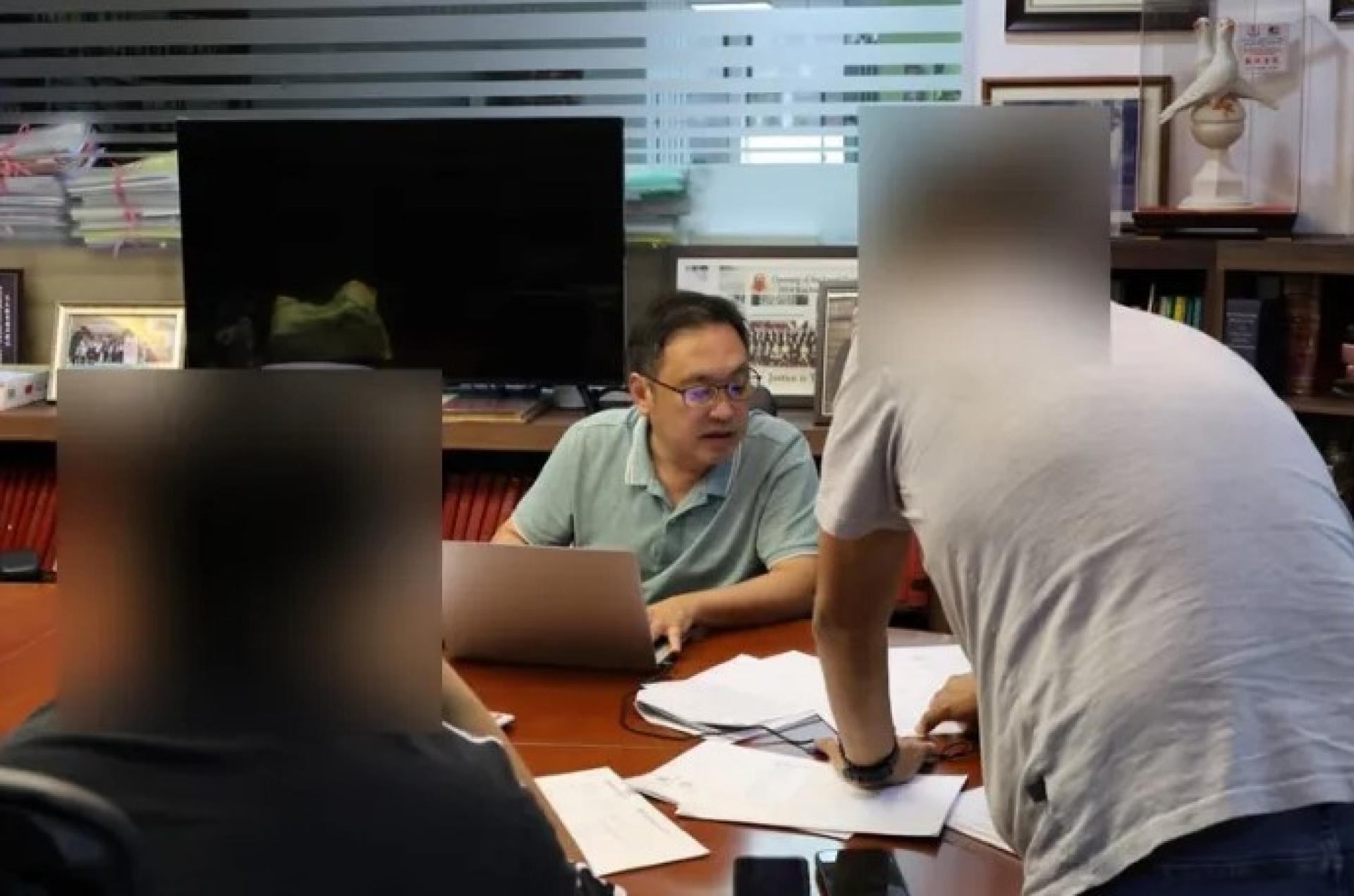 张健仁（左）与受害者父子。
