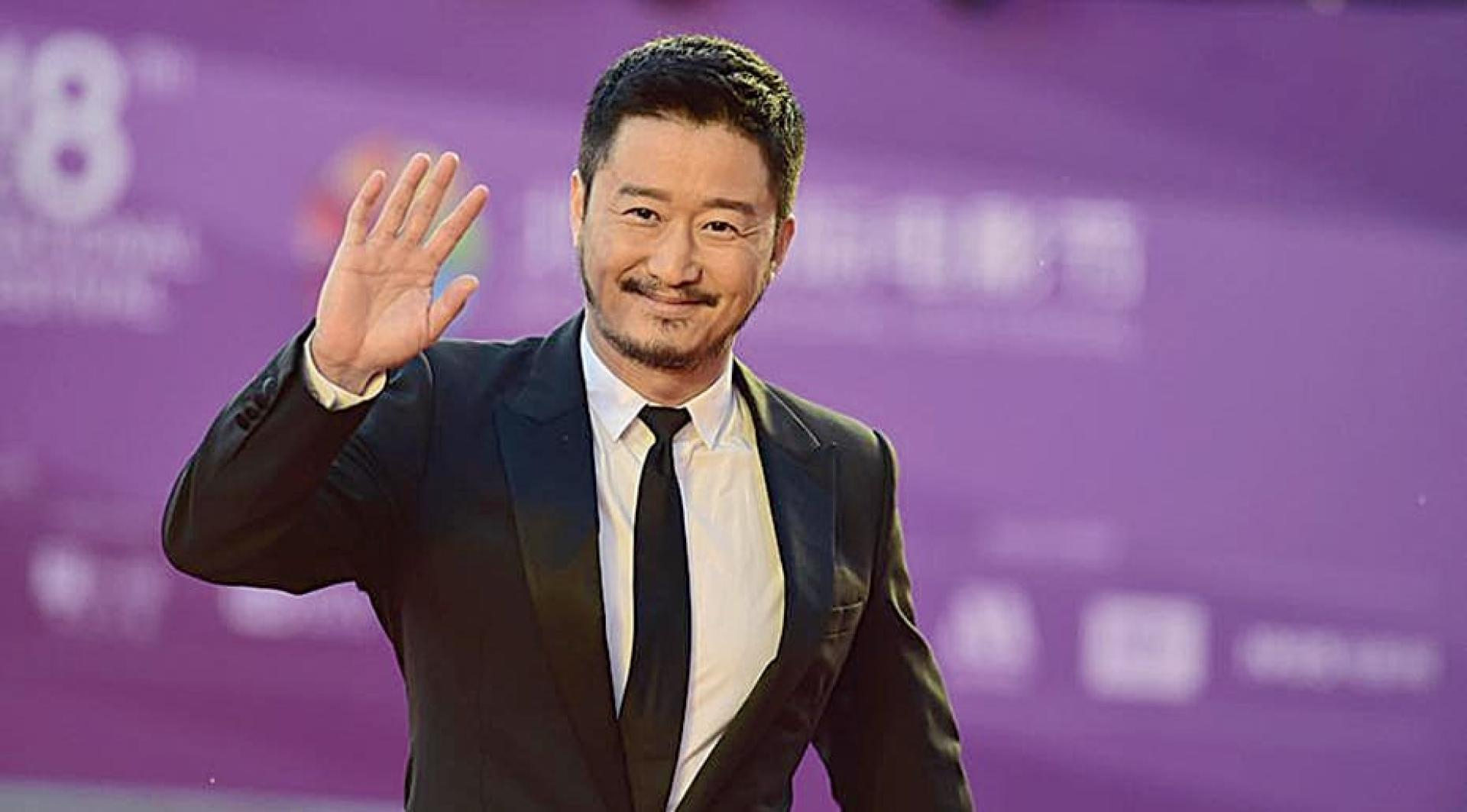 以一系列爱国电影树立硬汉形象的吴京，近期突然成为网友集体嘲讽甚至是网暴的对象。