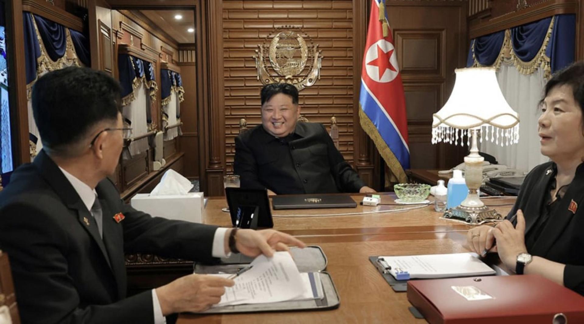 金正恩乘坐专列前往中国途中。